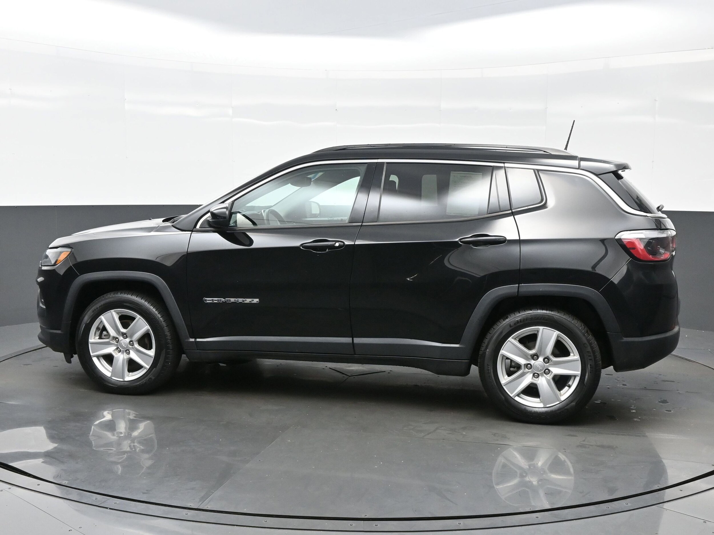 2022 Jeep Compass Latitude photo 3