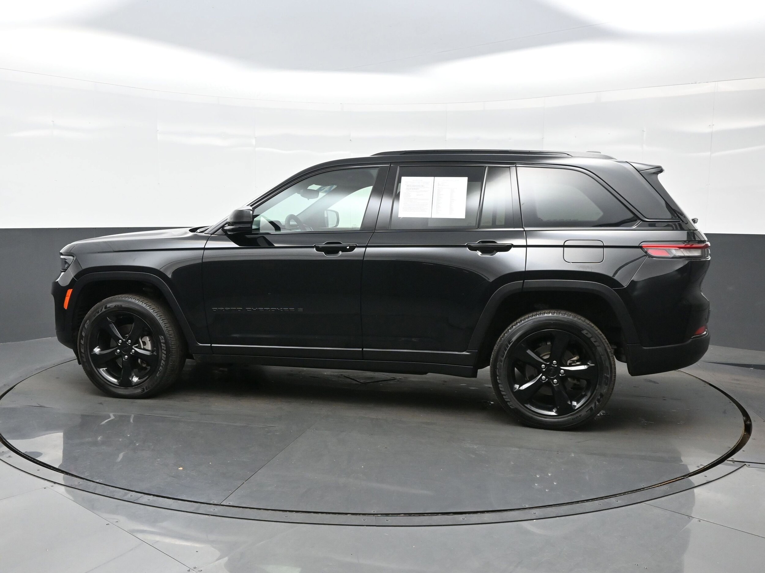 2023 Jeep Grand Cherokee Altitude photo 3