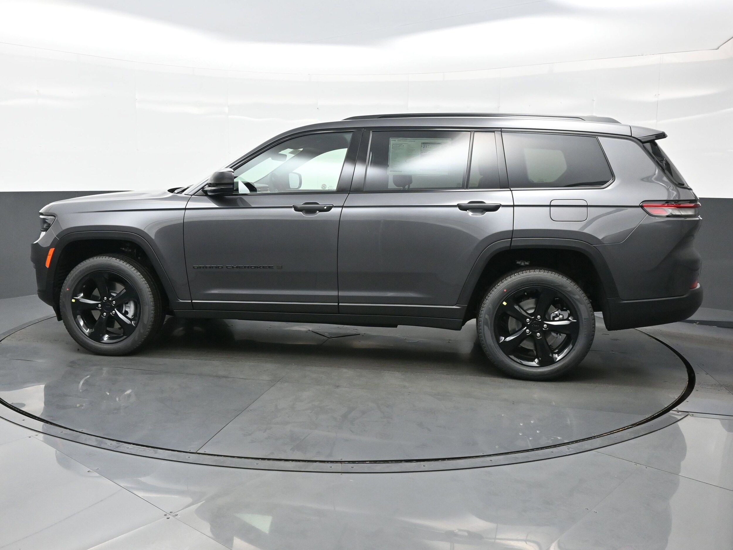 2025 Jeep Grand Cherokee Limited photo 3