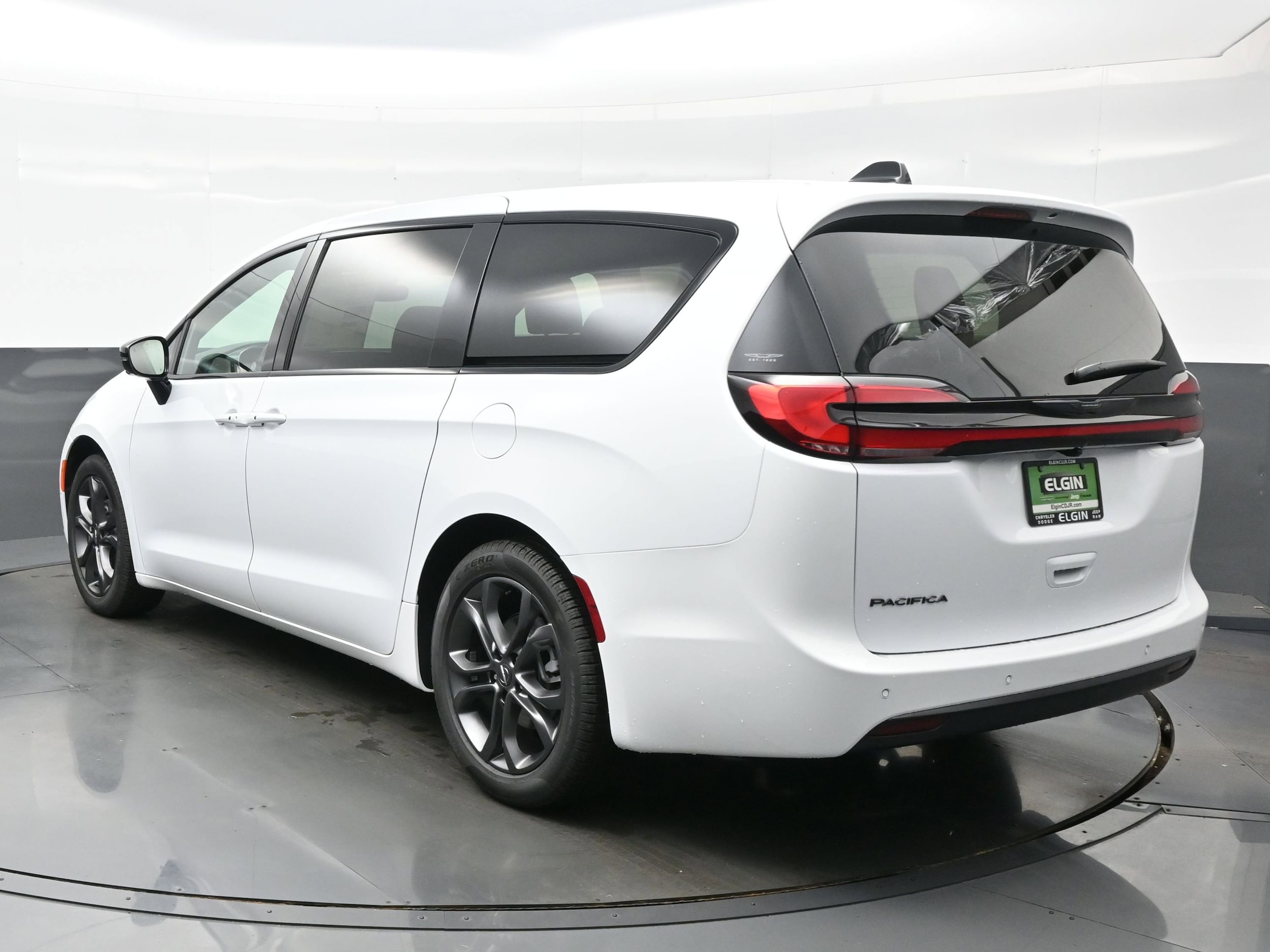 2026 Chrysler Pacifica photo 4