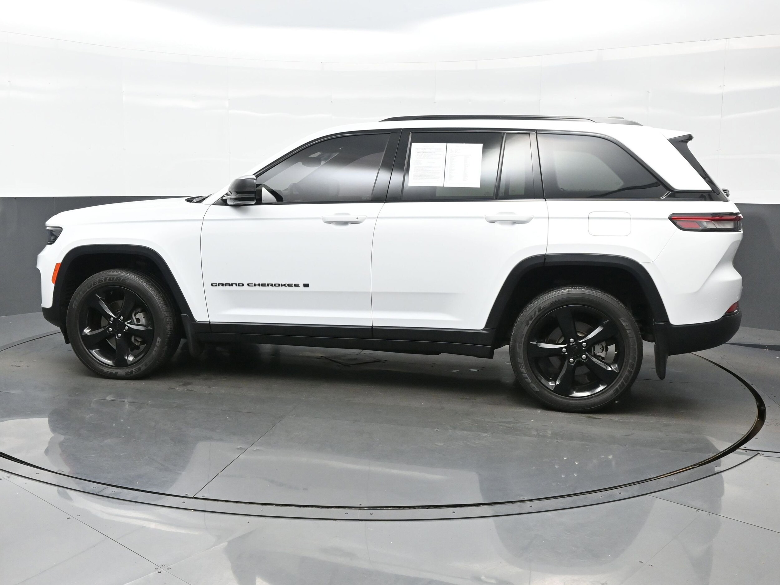 2023 Jeep Grand Cherokee Altitude photo 3