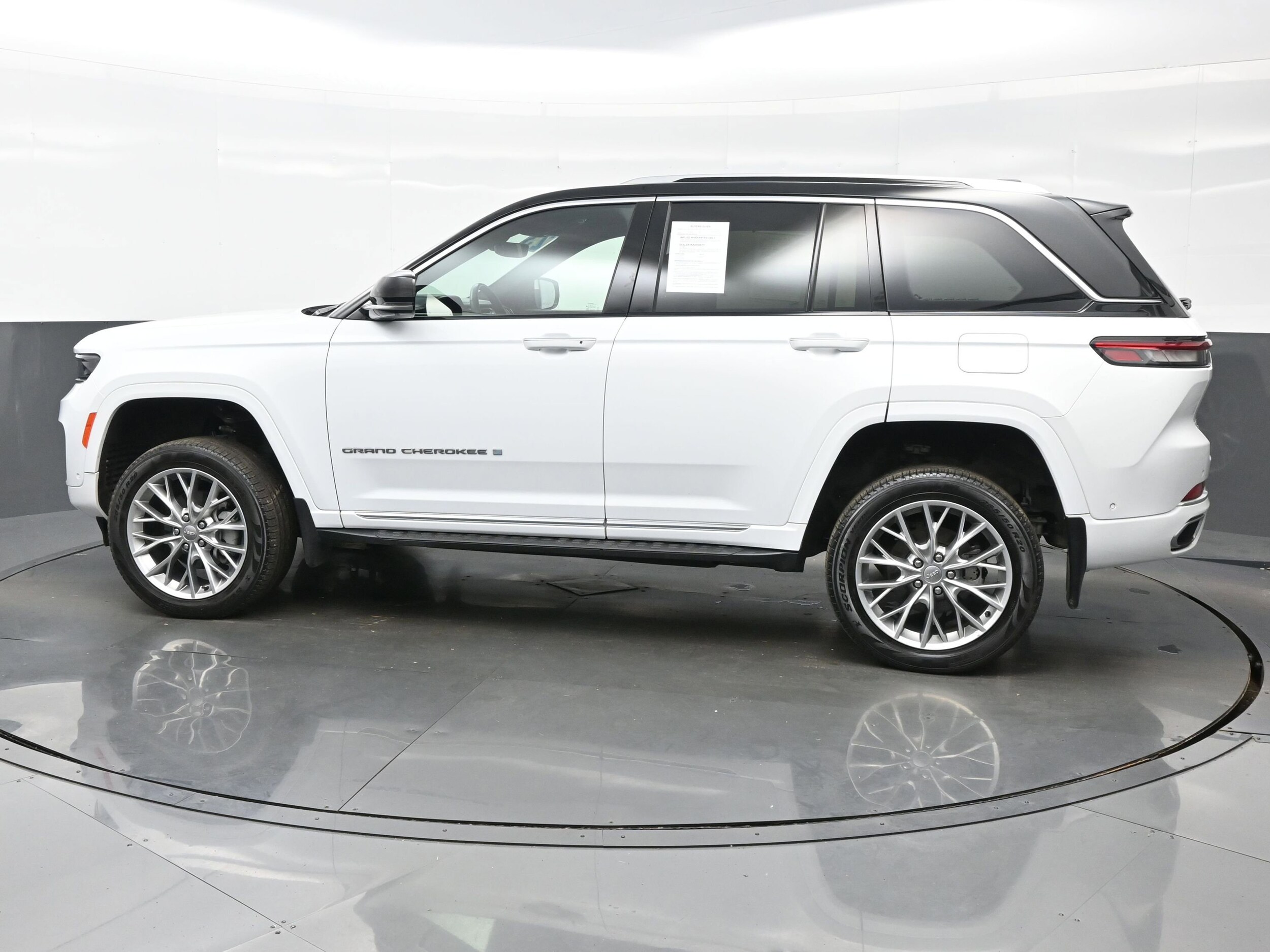 2023 Jeep Grand Cherokee Summit photo 3