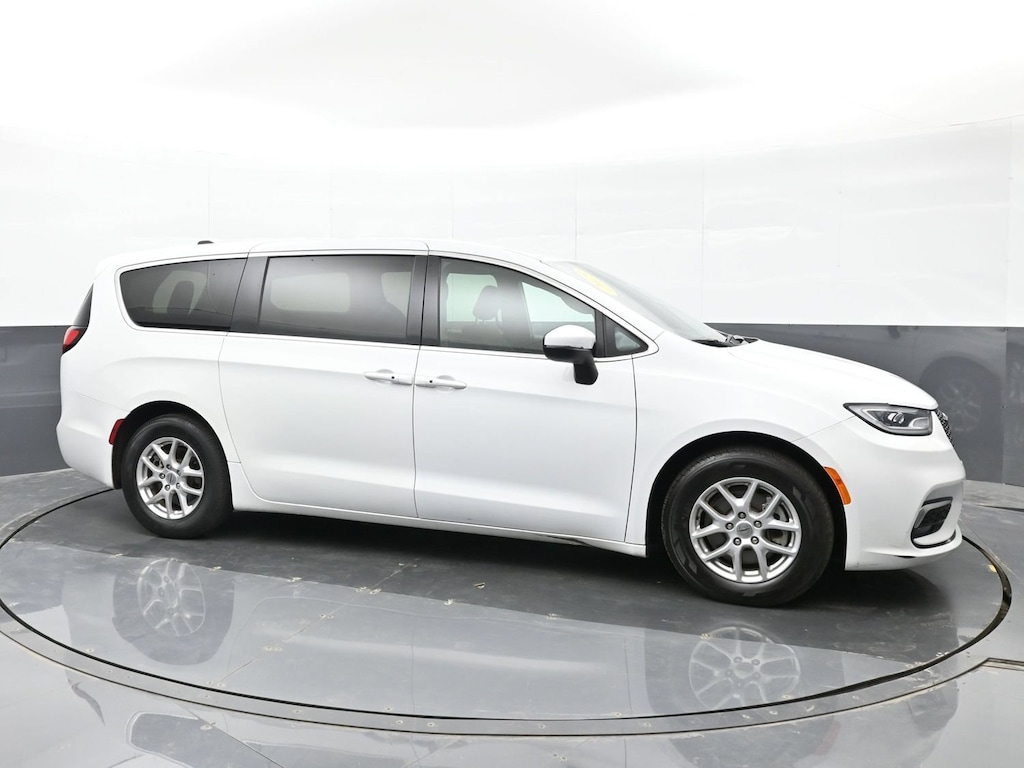 Used 2023 Chrysler Pacifica Touring Touring FWD