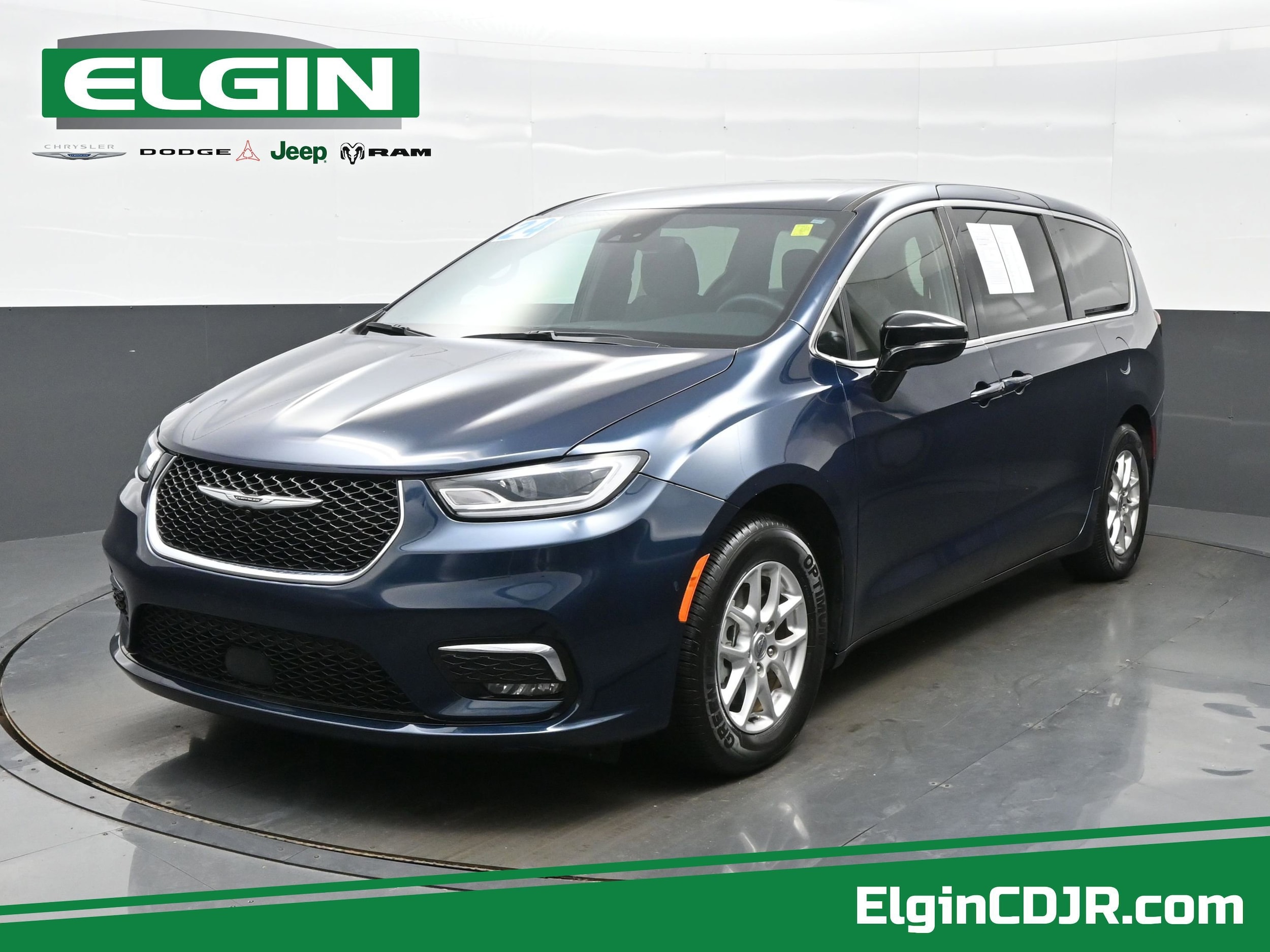 2024 Chrysler Pacifica Touring's photo