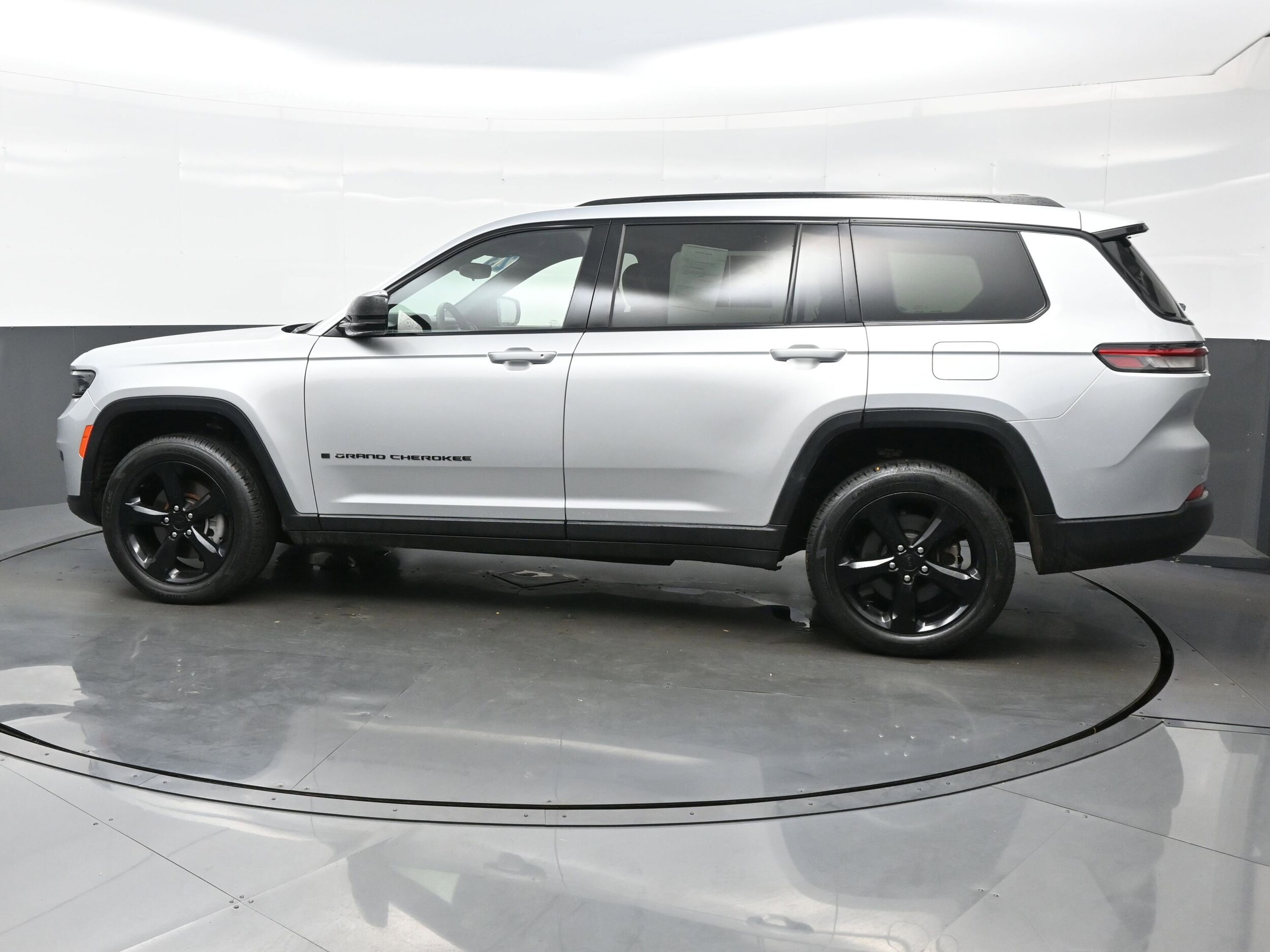 2023 Jeep Grand Cherokee Altitude photo 3