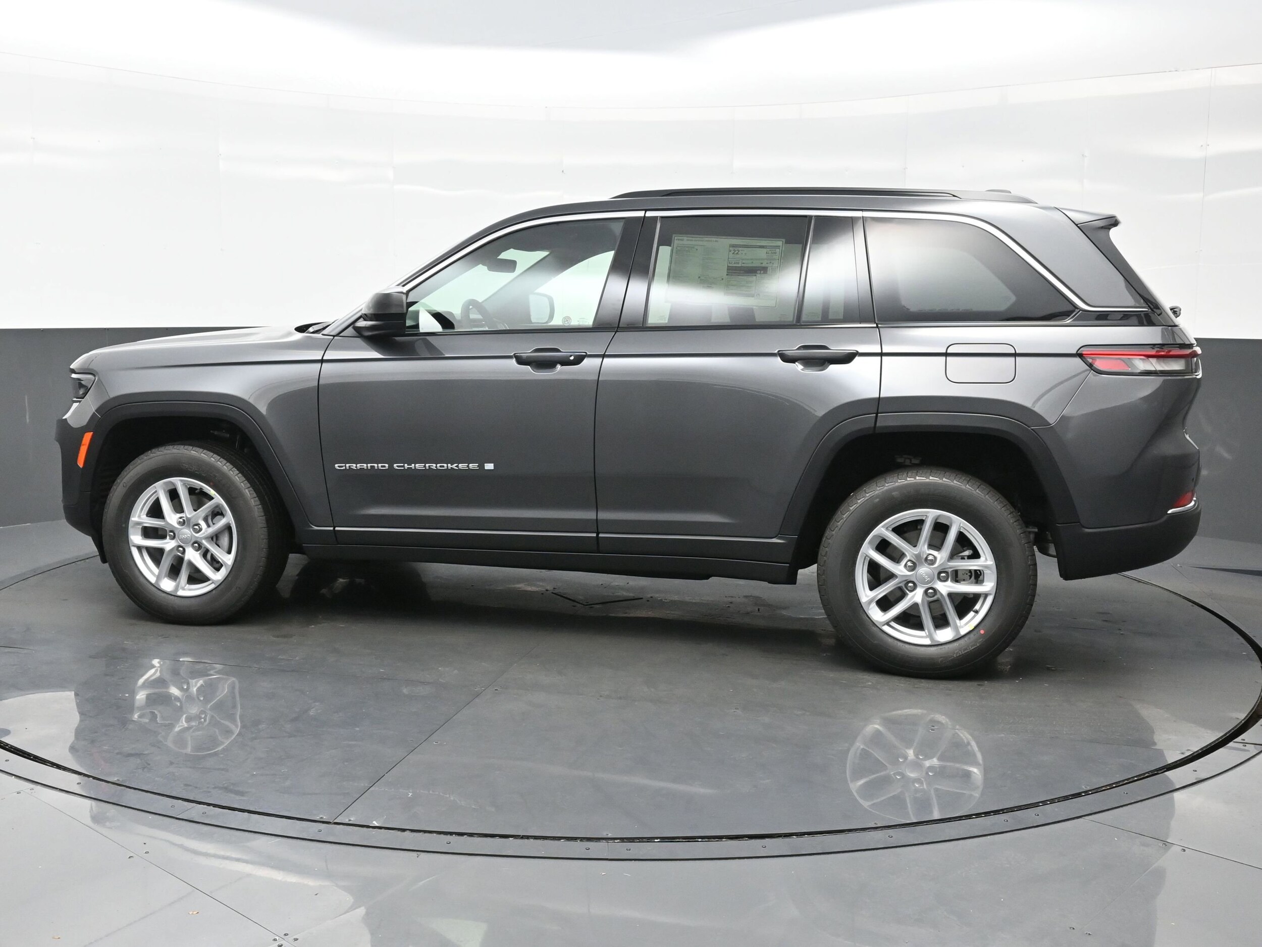 2025 Jeep Grand Cherokee Laredo X photo 3