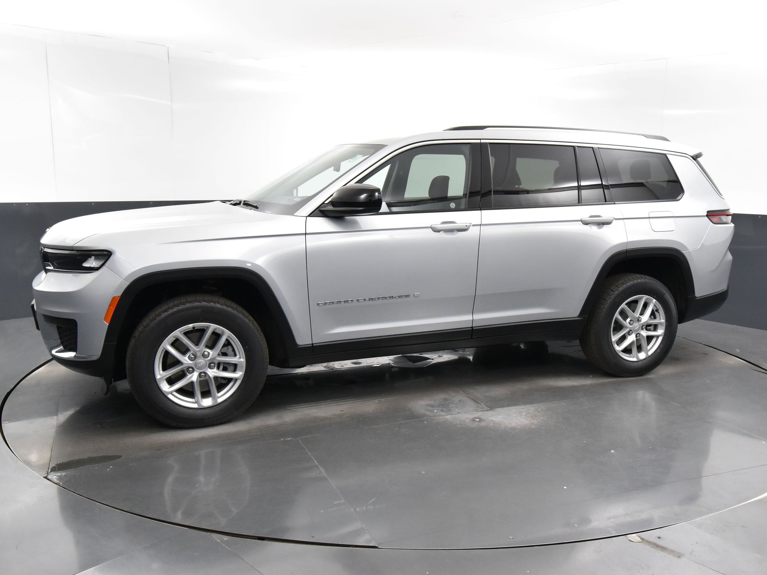 Used 2024 Jeep Grand Cherokee L Laredo with VIN 1C4RJKAG7R8933629 for sale in Streamwood, IL