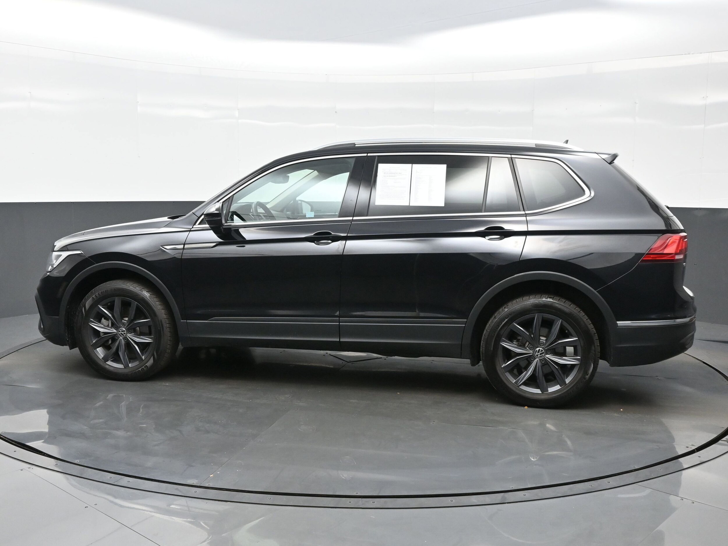 2023 Volkswagen Tiguan SE photo 3