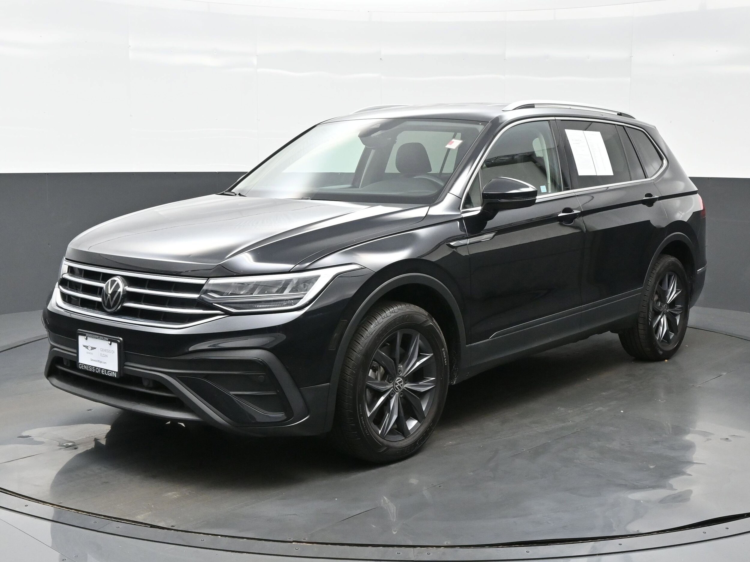 2023 Volkswagen Tiguan SE photo 2