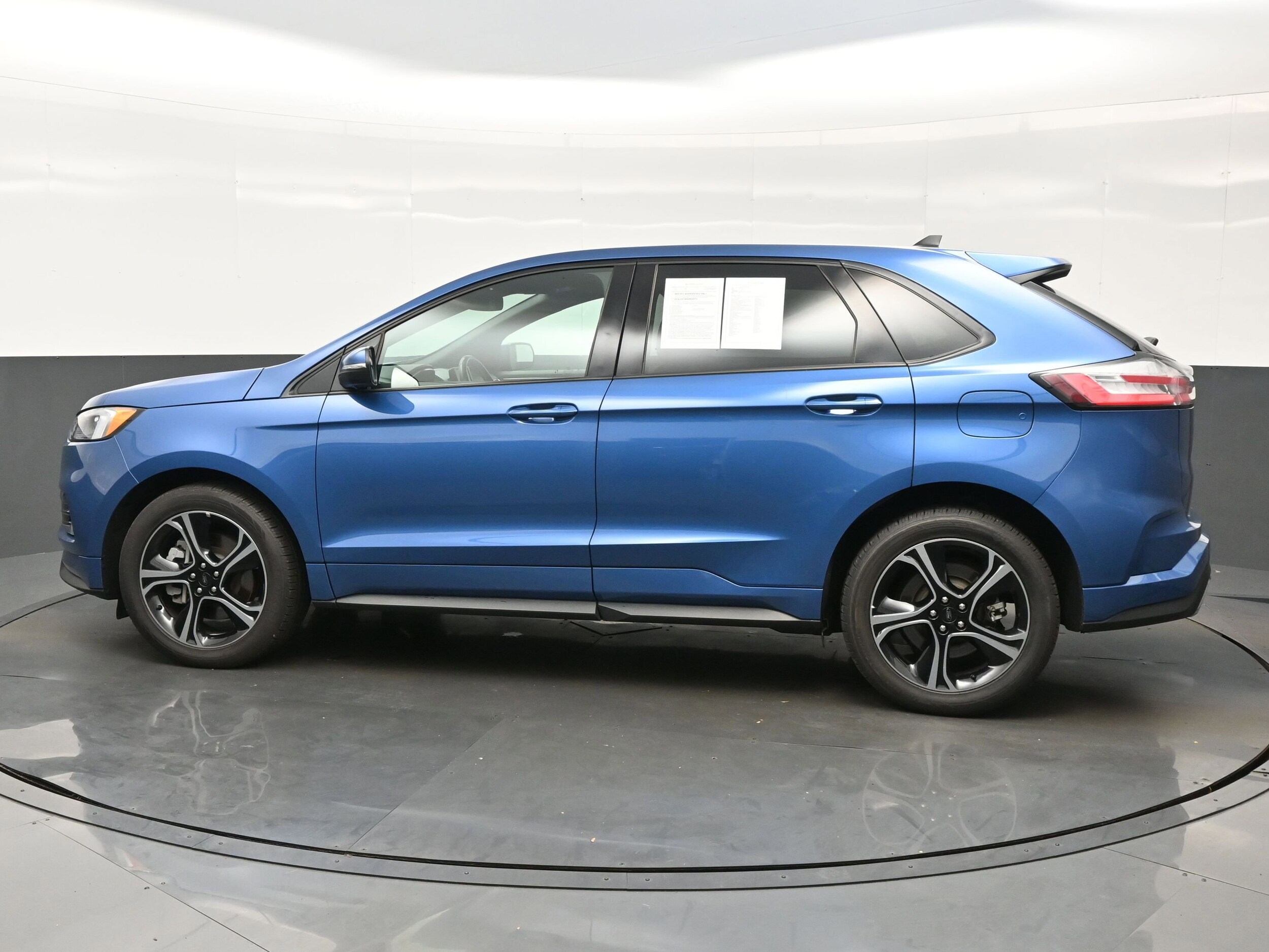 2021 Ford Edge ST photo 3