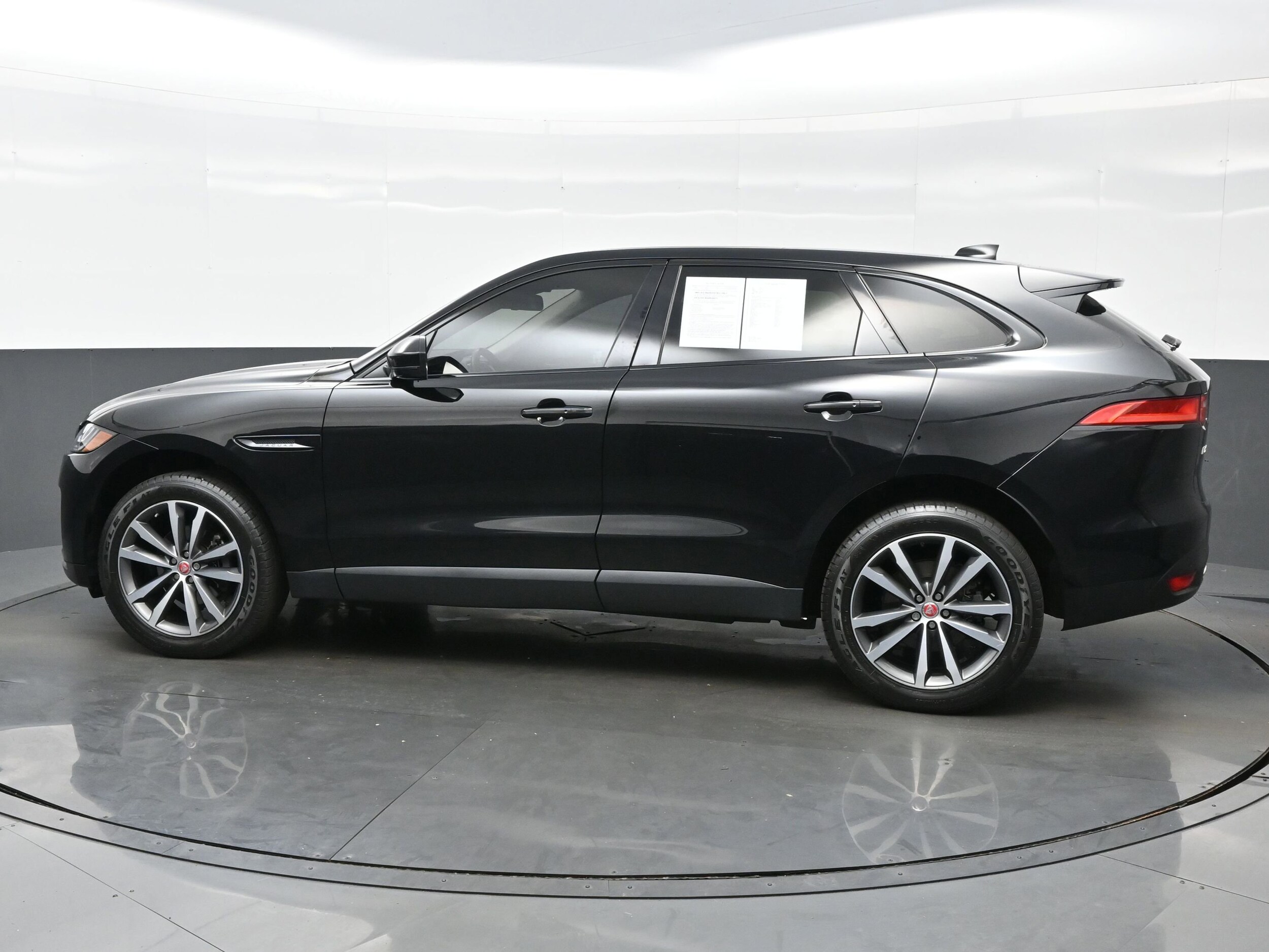 2018 Jaguar F-PACE Prestige photo 3