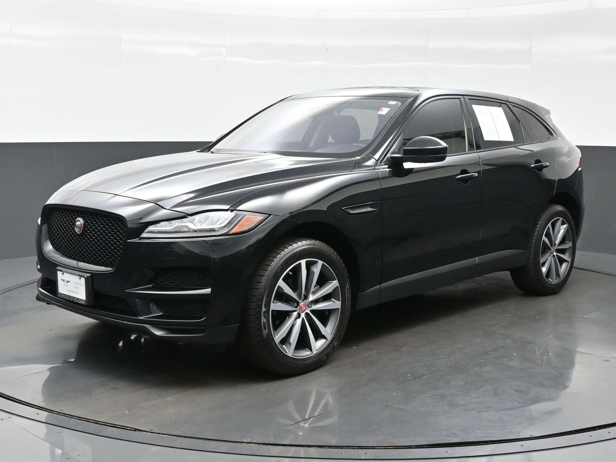 2018 Jaguar F-PACE Prestige photo 2