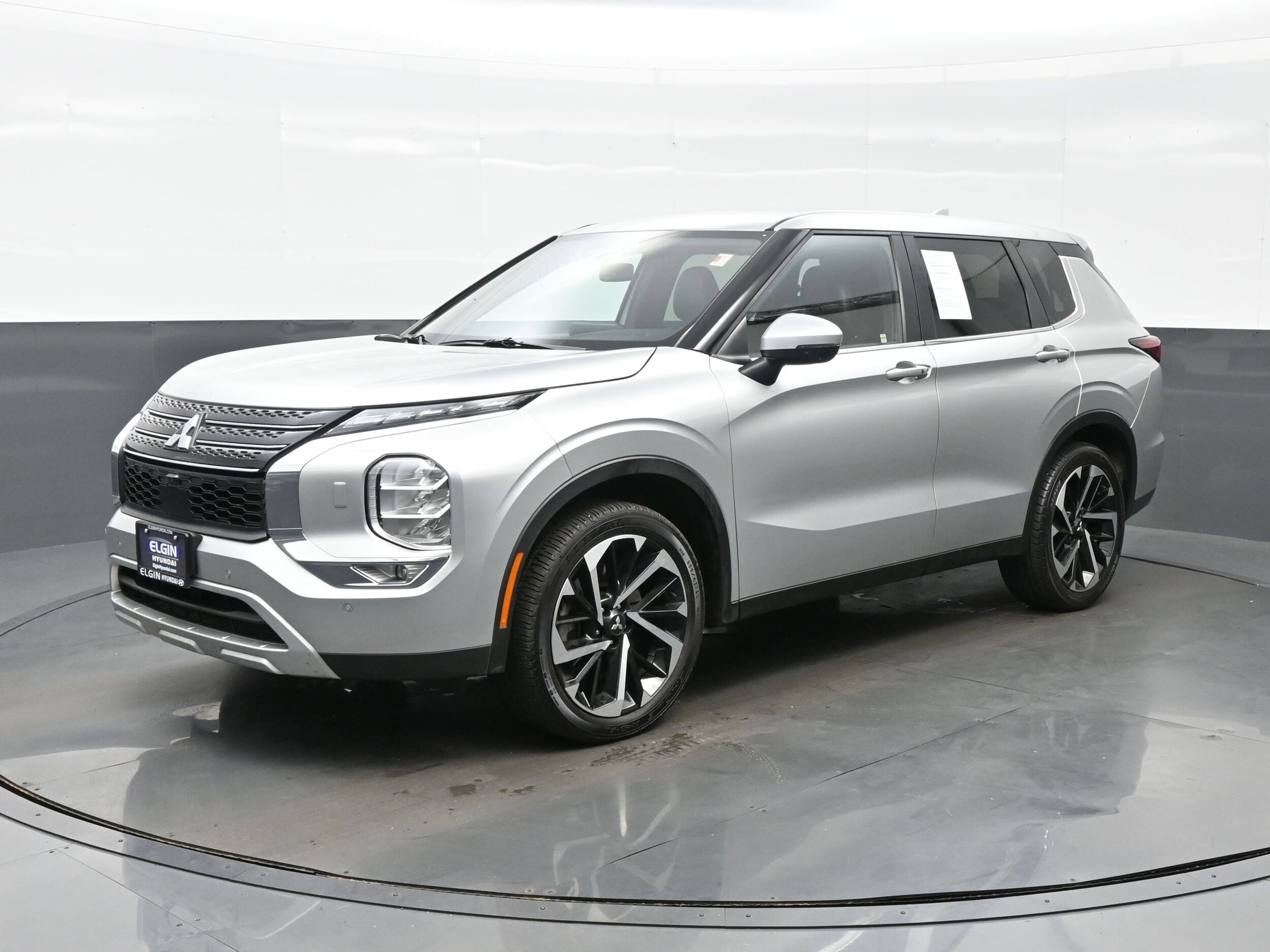 2023 Mitsubishi Outlander SE photo 2