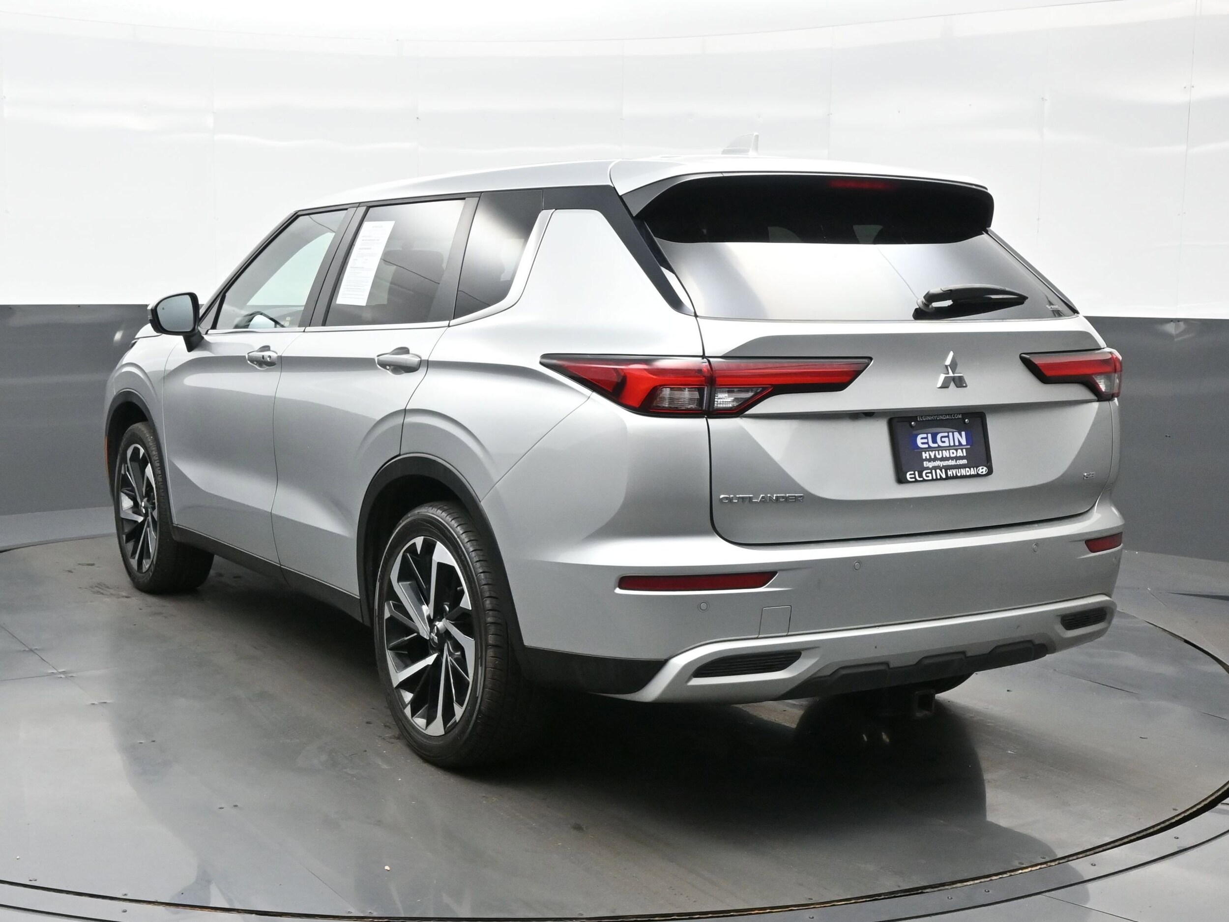 2023 Mitsubishi Outlander SE photo 4