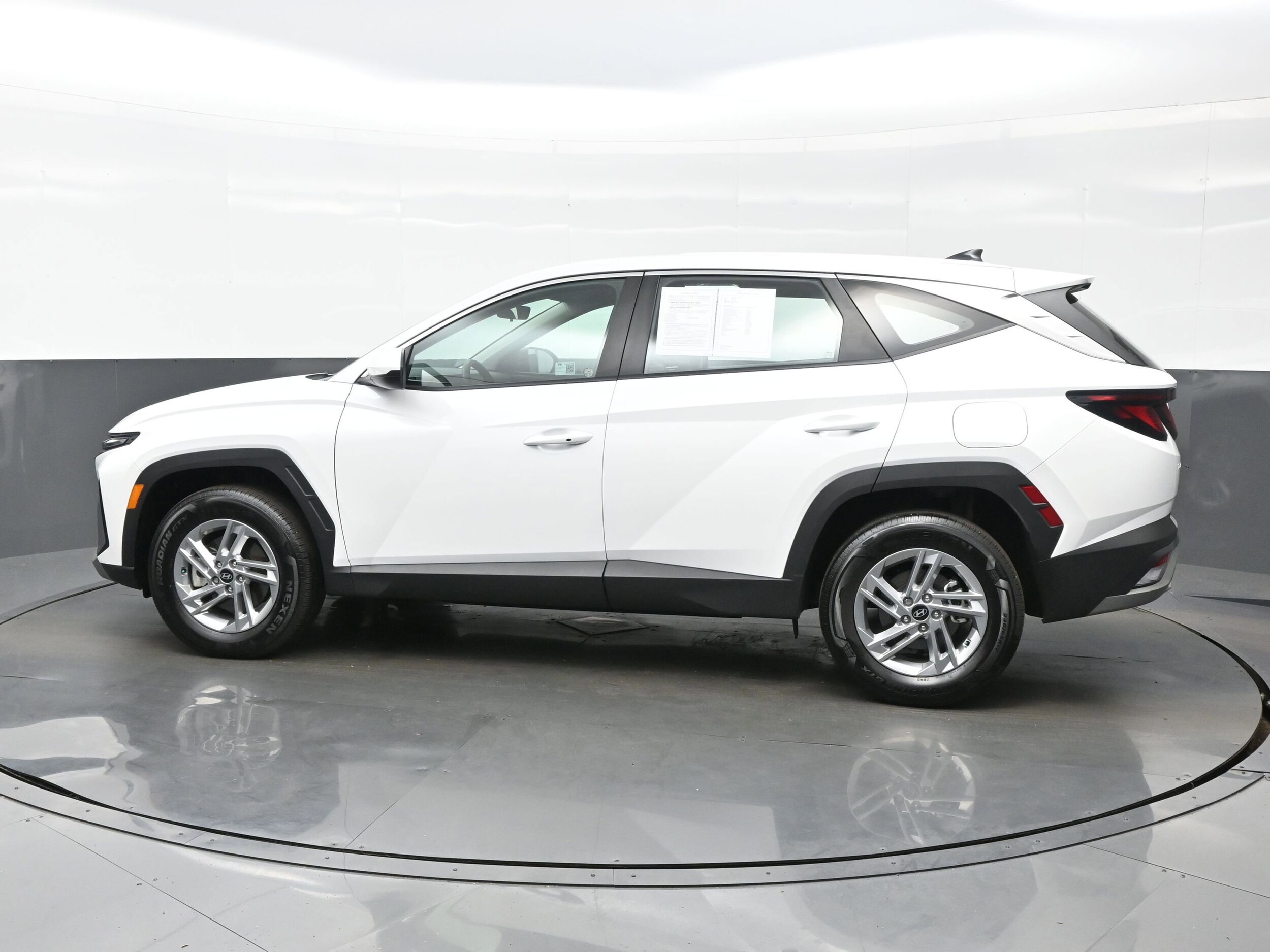 2025 Hyundai Tucson SE photo 3