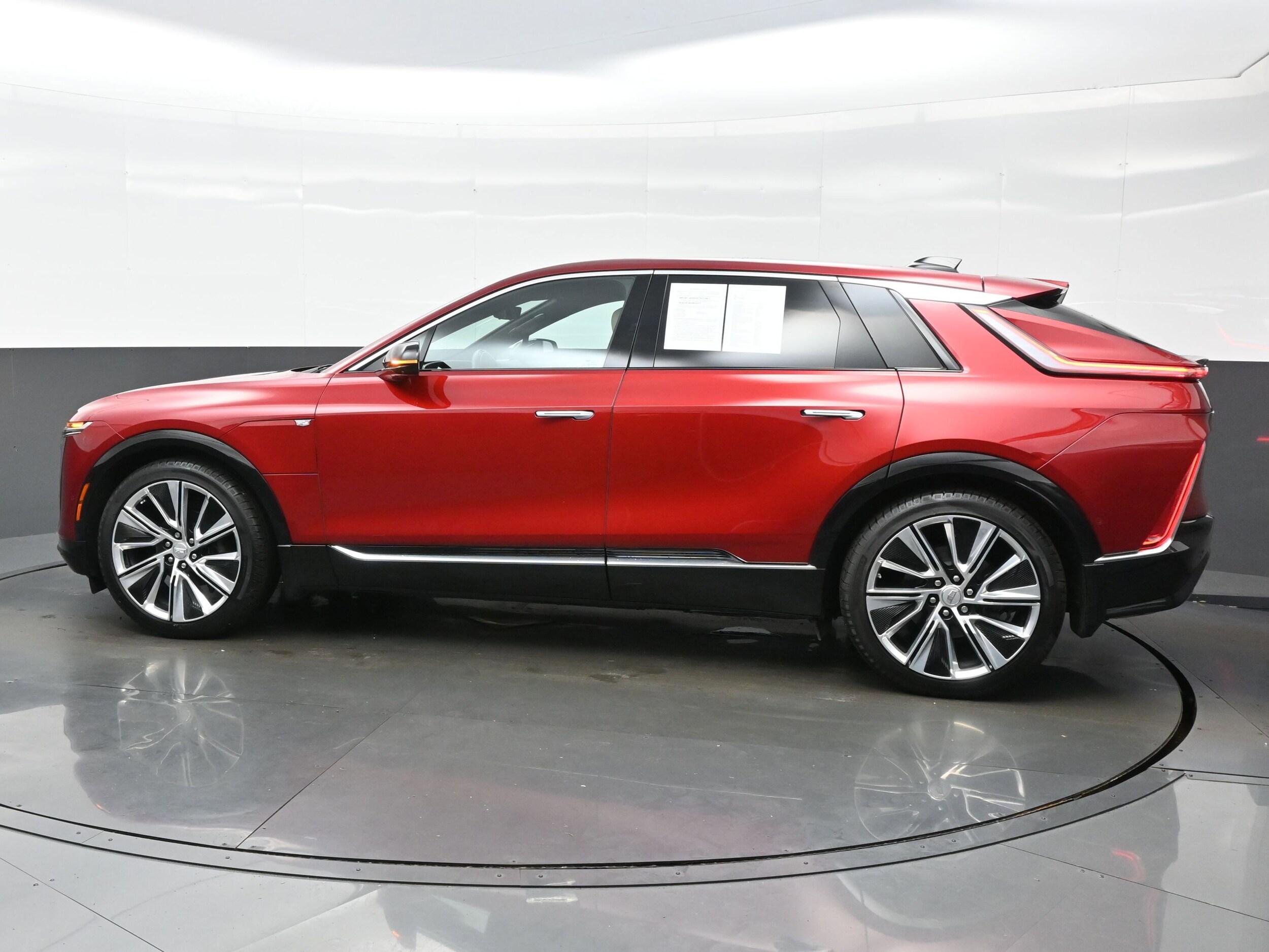 2024 Cadillac Lyriq Luxury photo 3