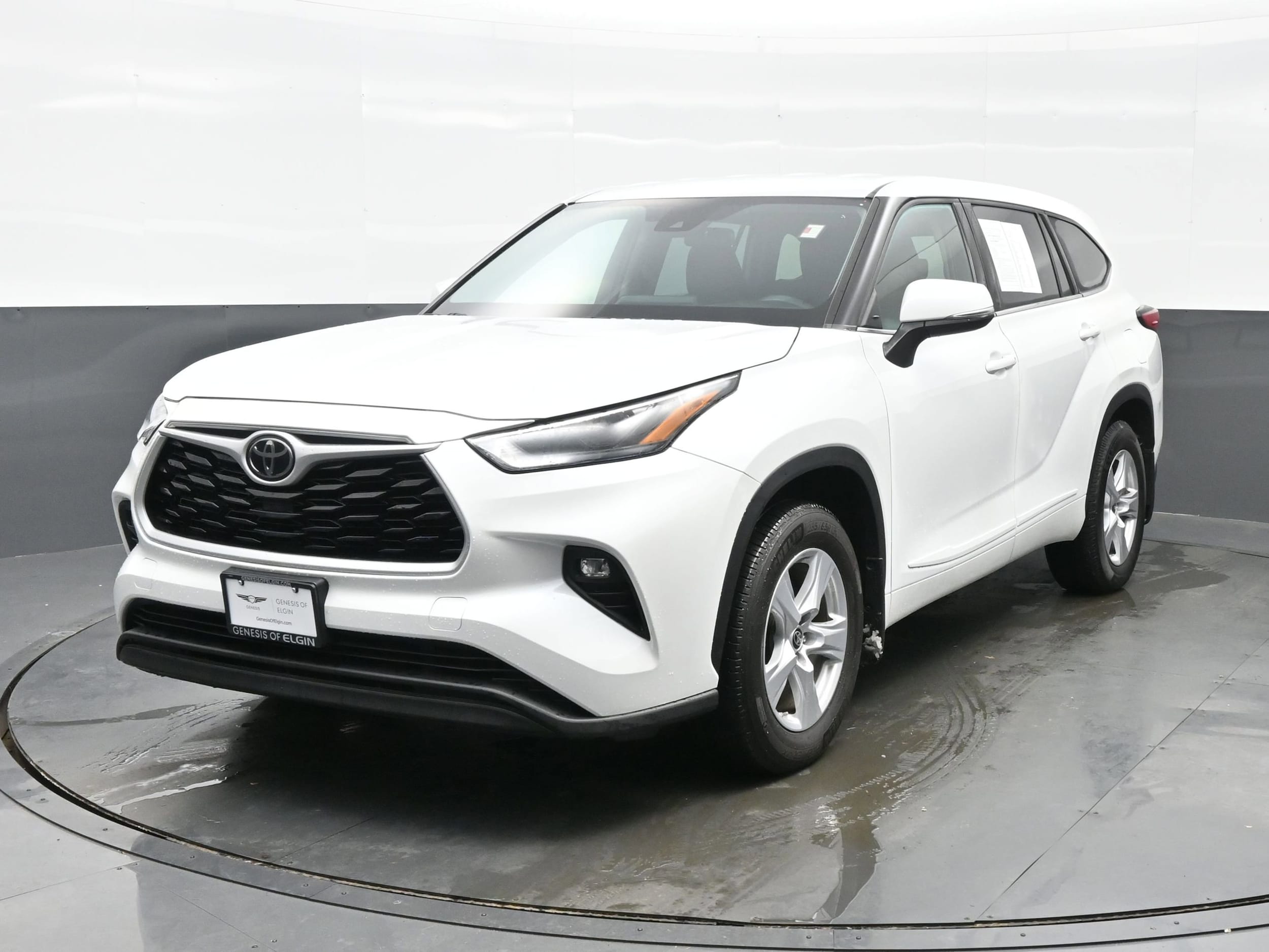 2022 Toyota Highlander LE's photo