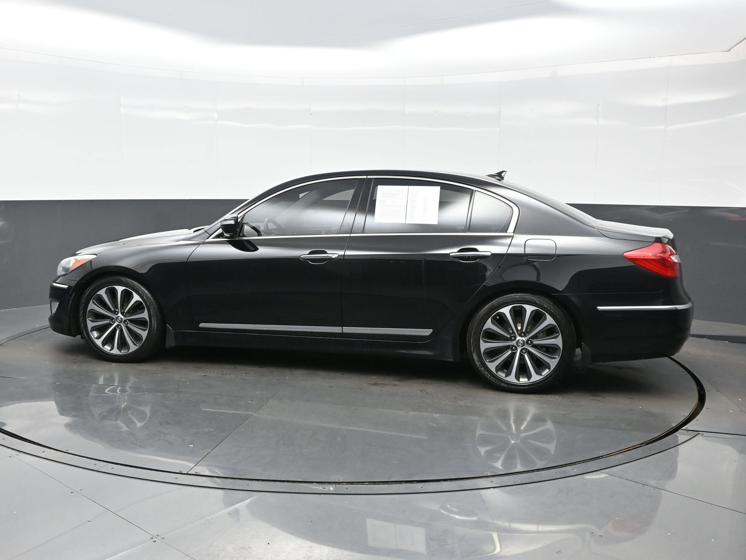 2012 Hyundai Genesis 5.0 R-Spec photo 3