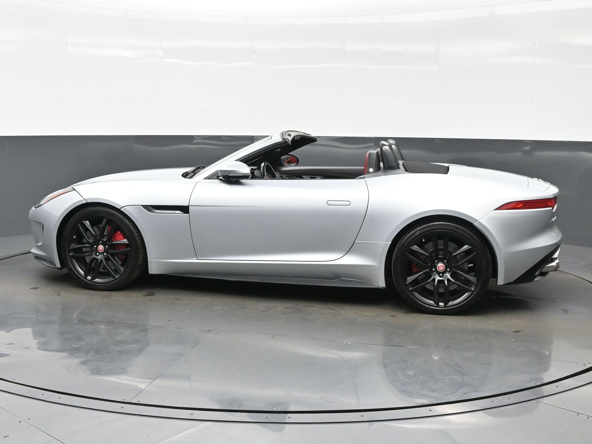 2016 Jaguar F-TYPE R photo 3