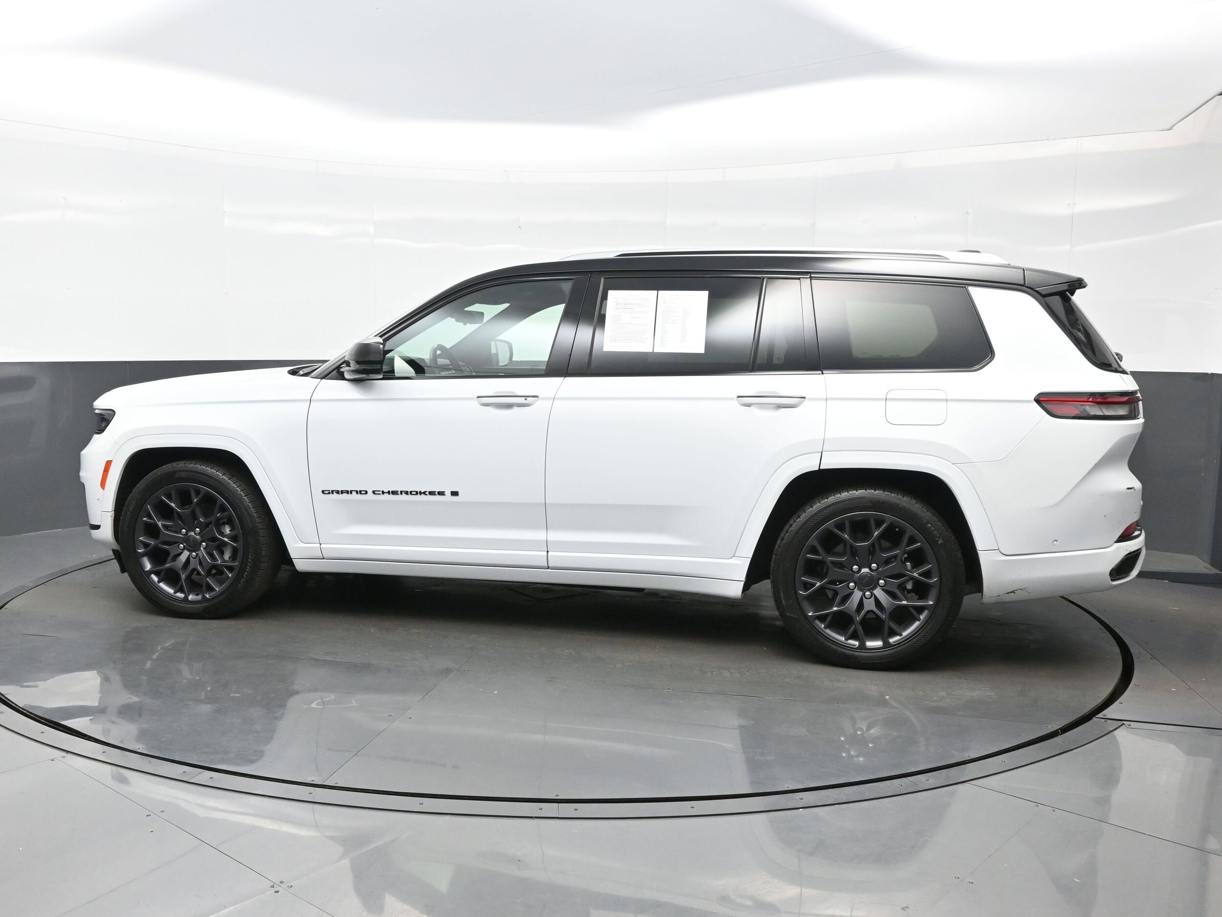 2023 Jeep Grand Cherokee L Summit photo 3