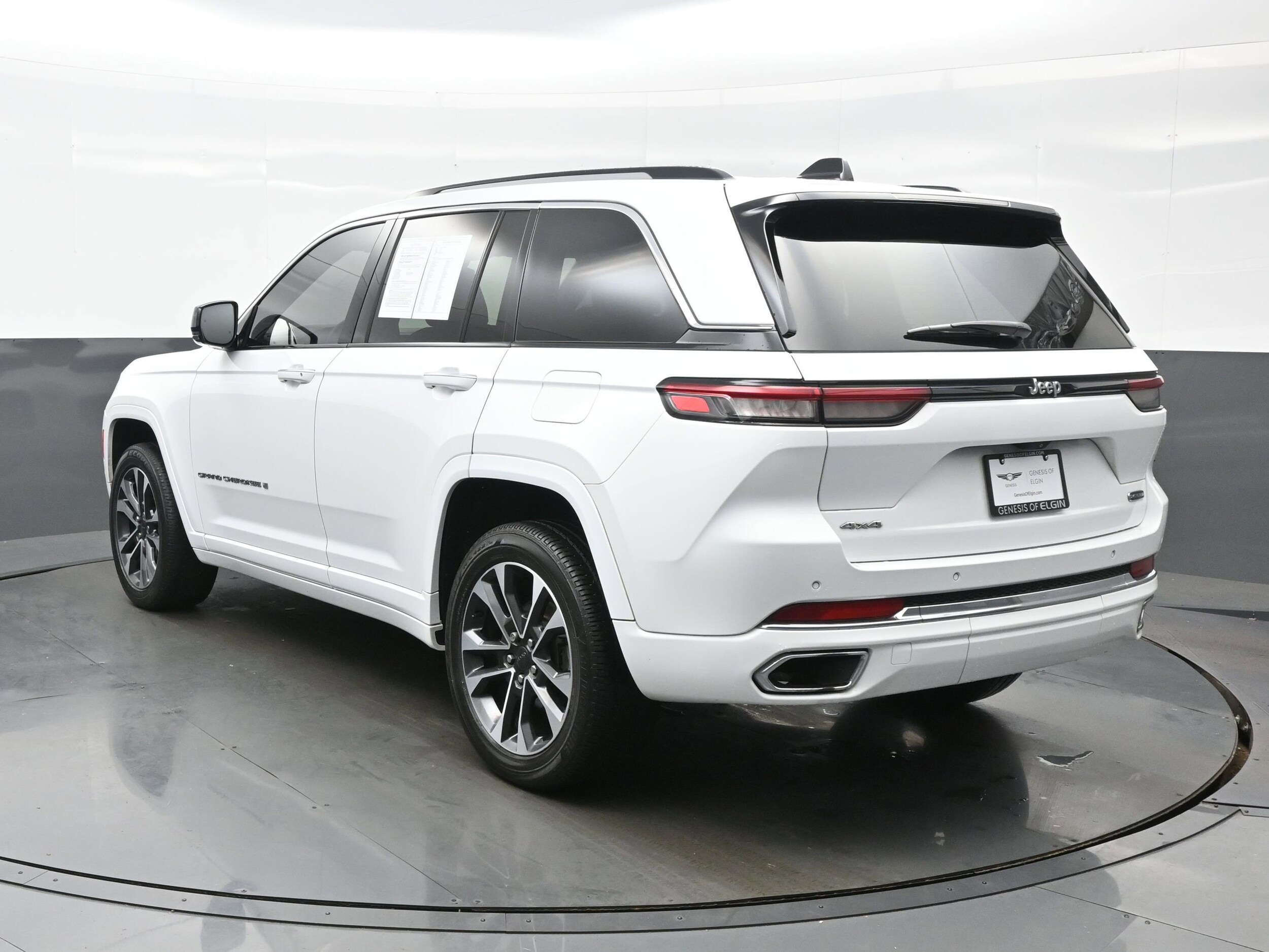 2023 Jeep Grand Cherokee Overland photo 3