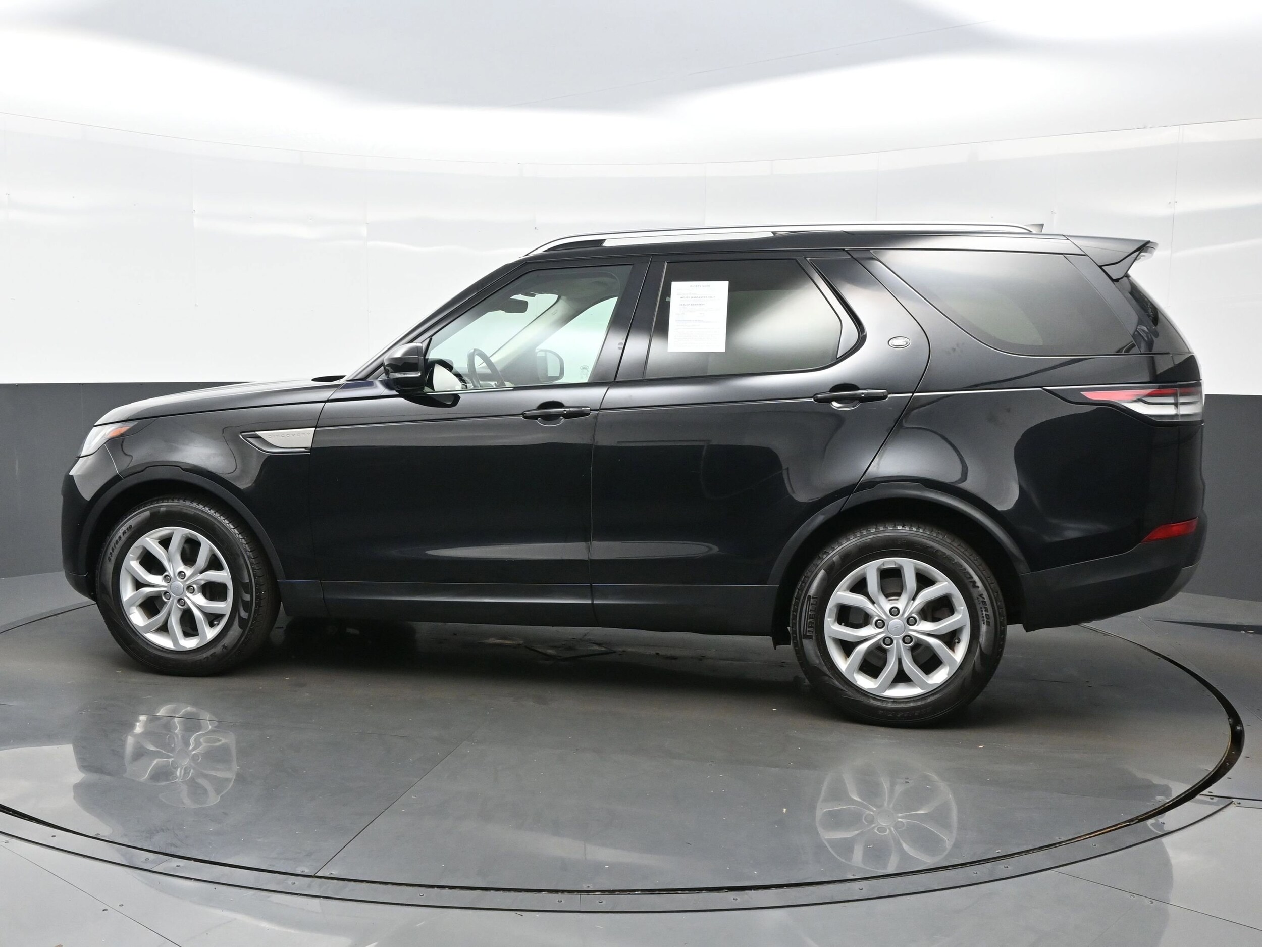 2017 Land Rover Discovery SE photo 2