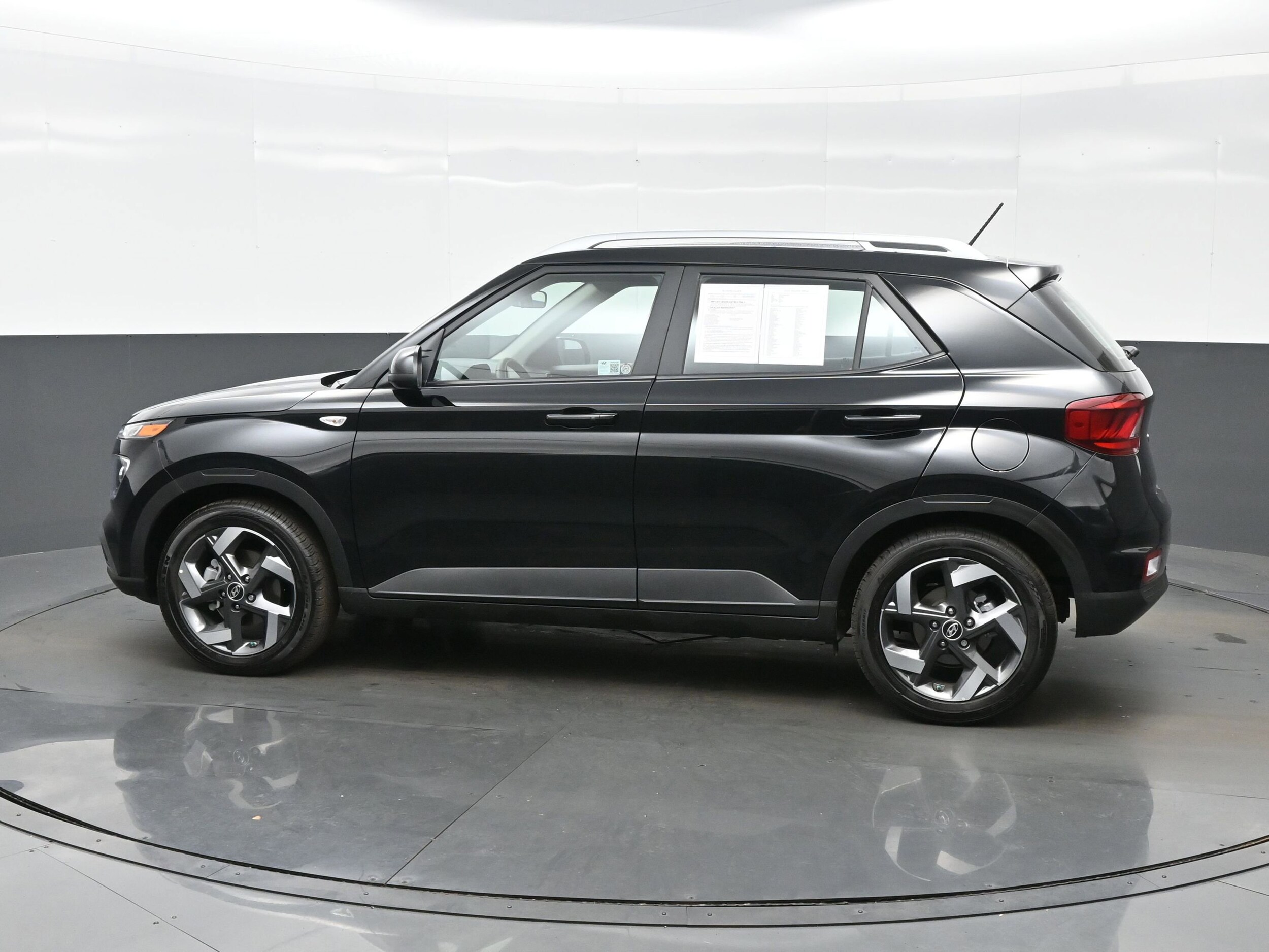 2025 Hyundai Venue SEL photo 2