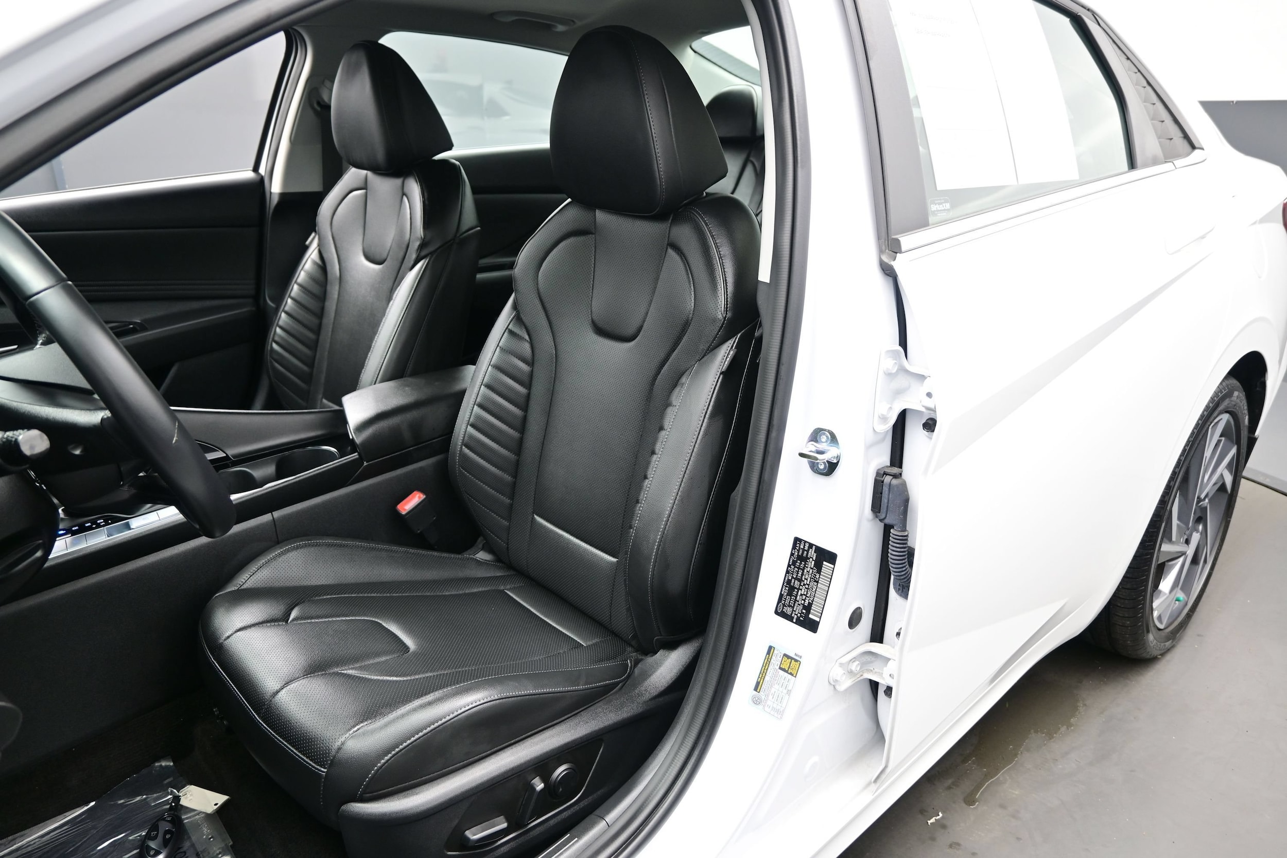 2025 Hyundai Elantra Limited - Photo 12