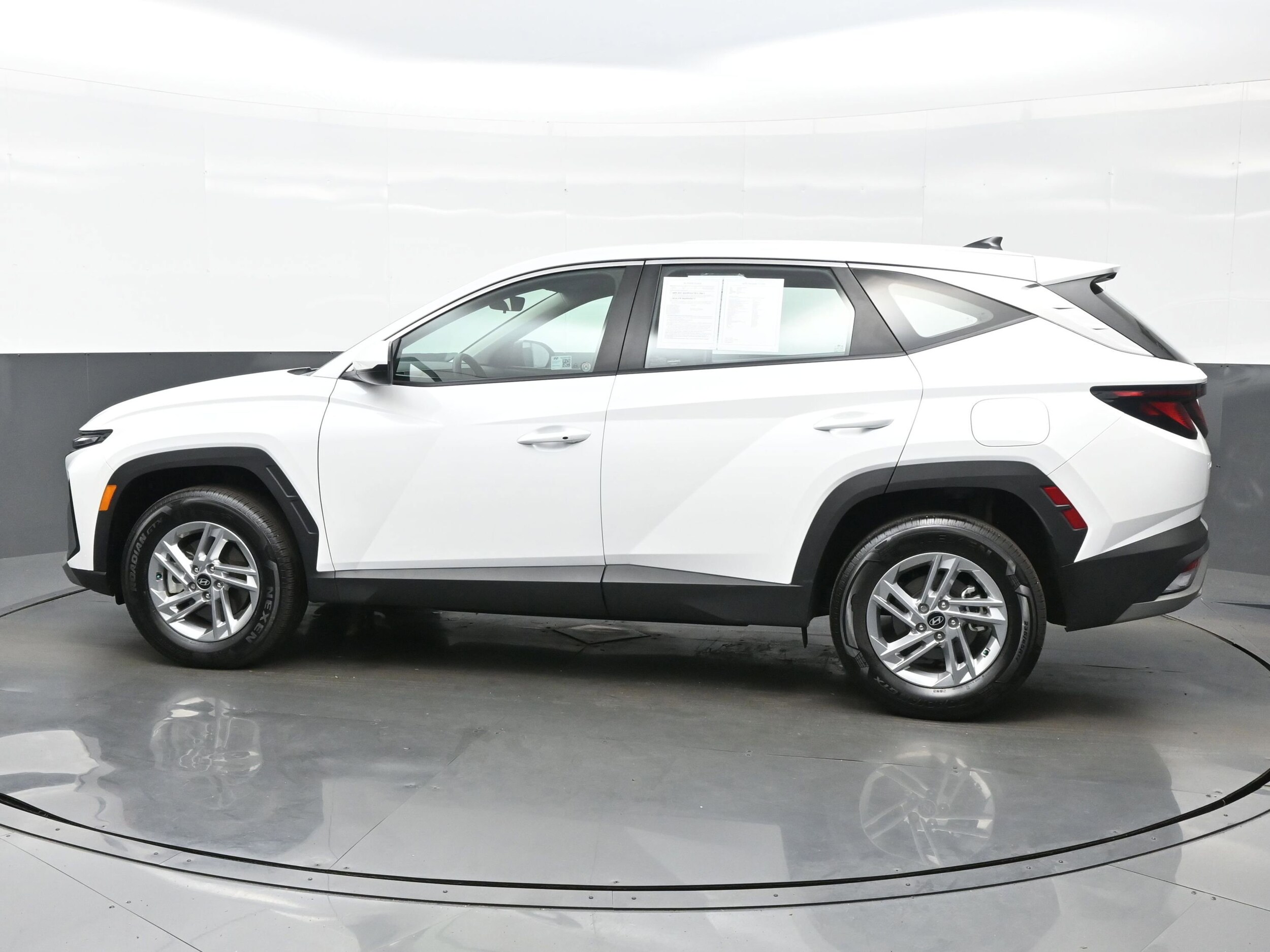 2025 Hyundai Tucson SE photo 3