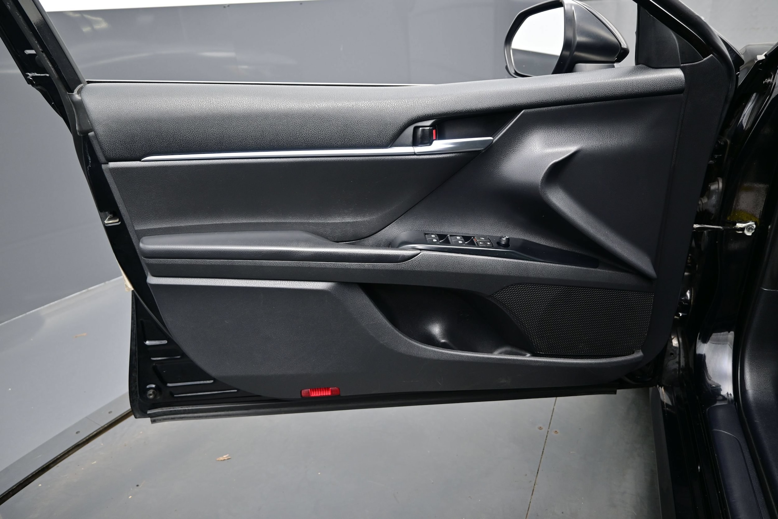 2020 Toyota Camry LE - Photo 9