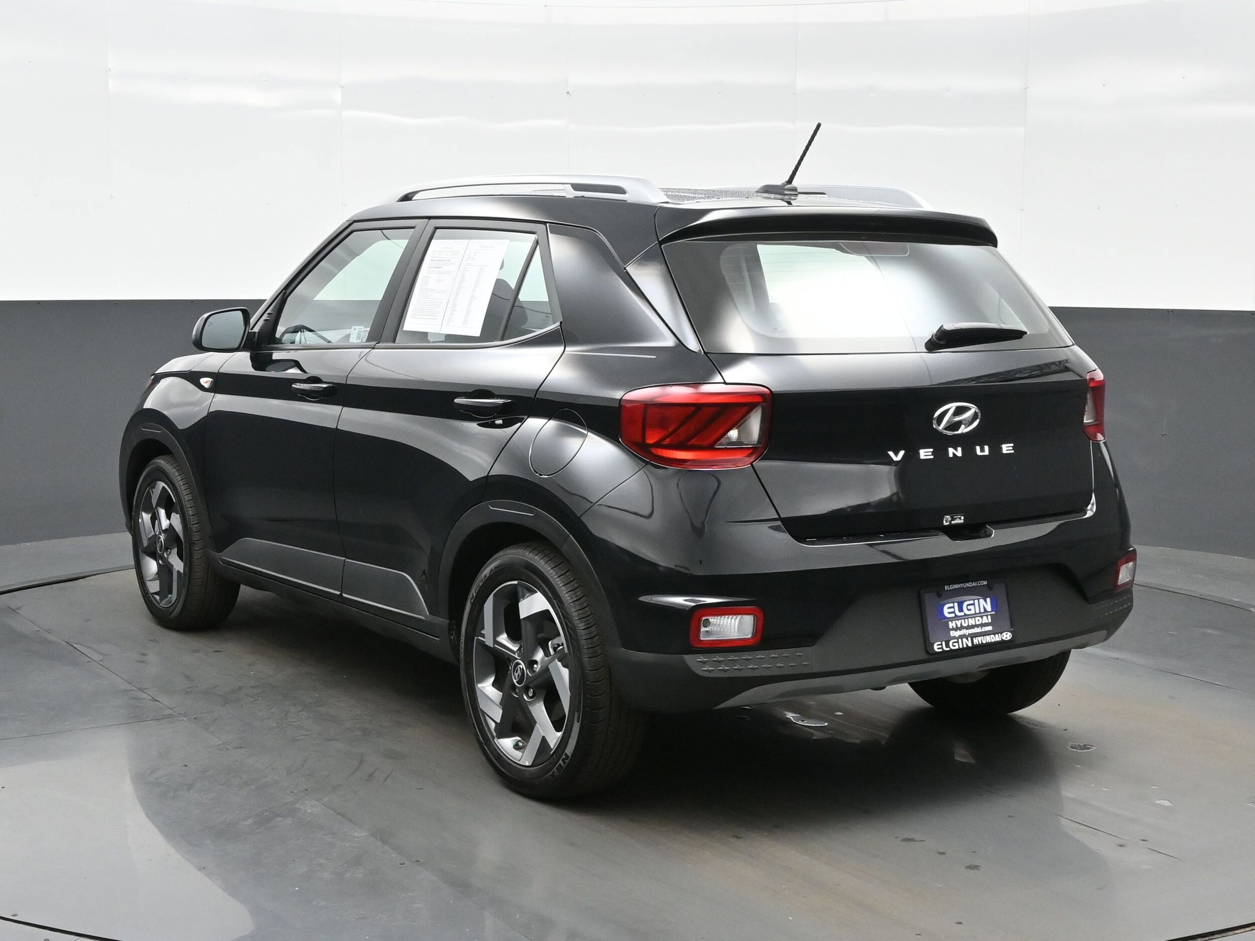 2025 Hyundai Venue SEL photo 3