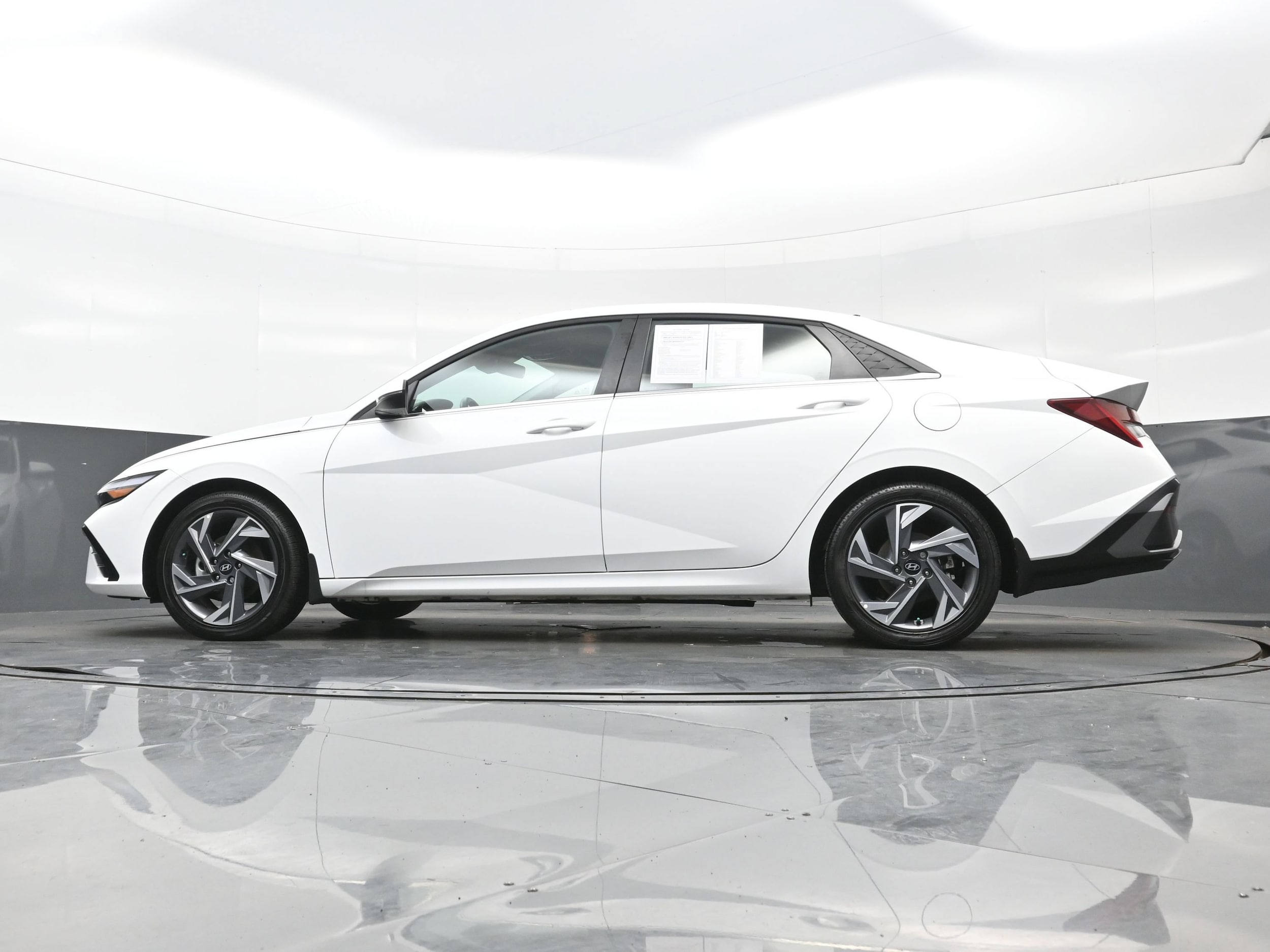 2025 Hyundai Elantra Limited - Photo 28