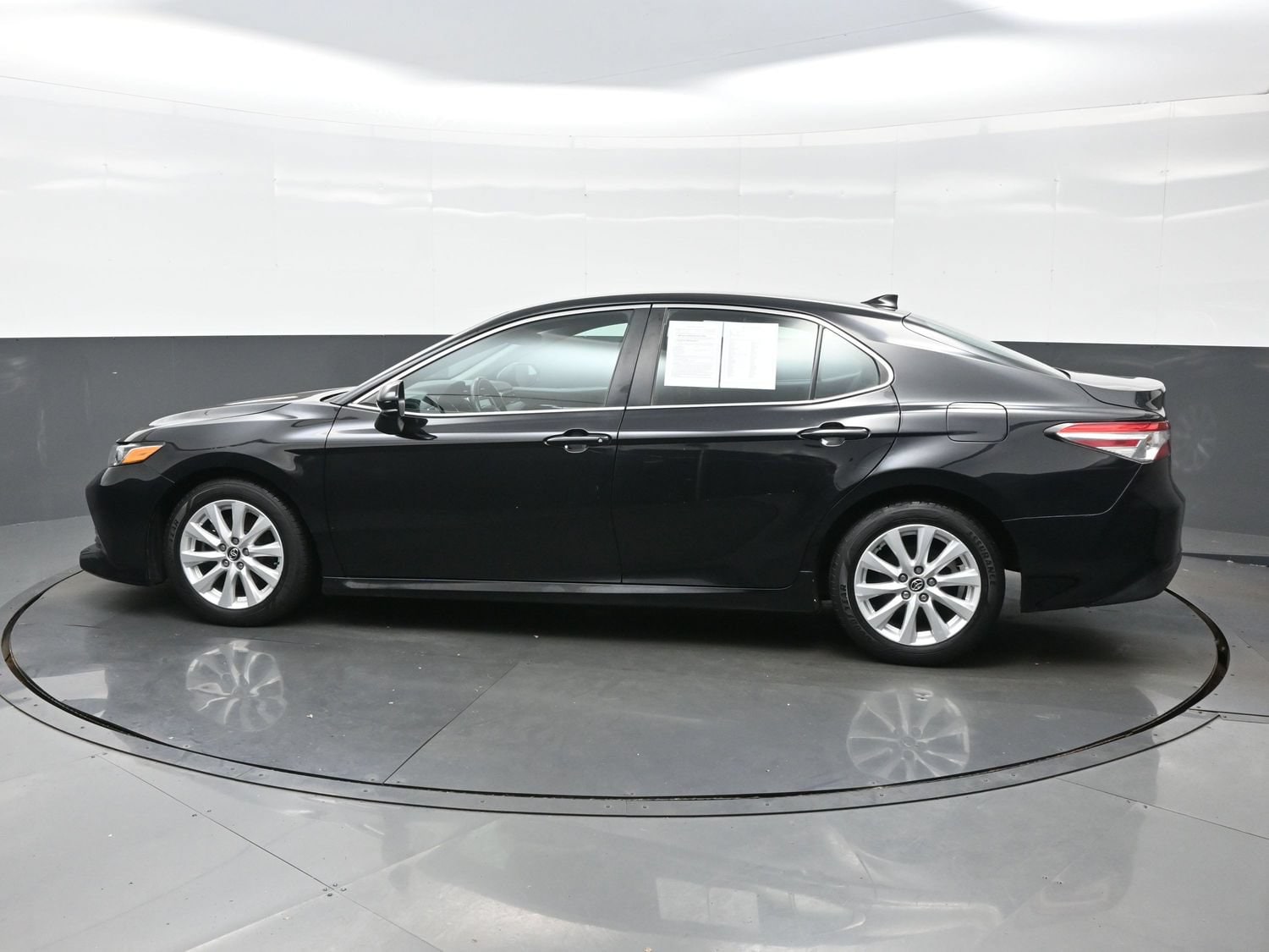 2020 Toyota Camry LE - Photo 3