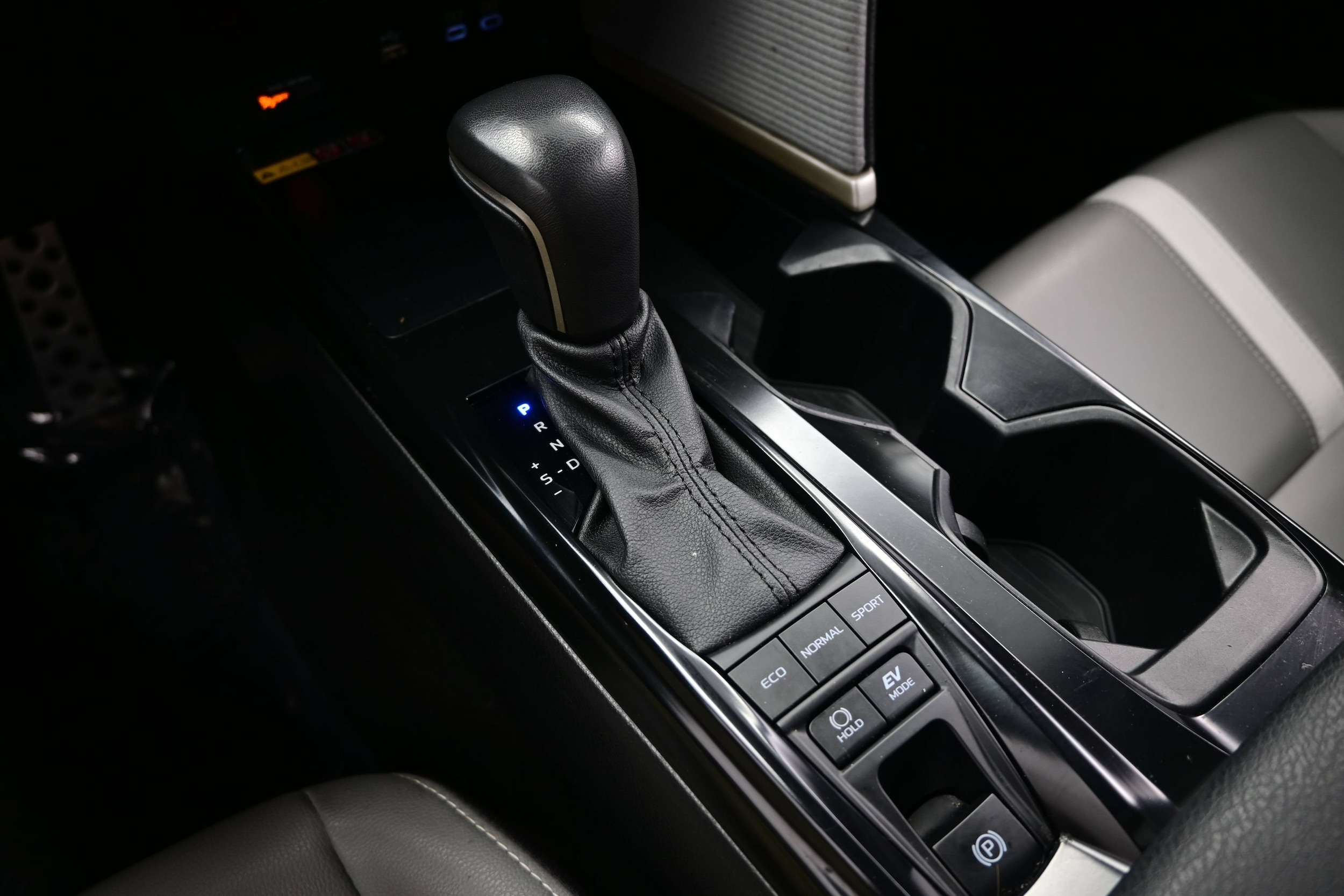 2025 Toyota Camry SE - Photo 21