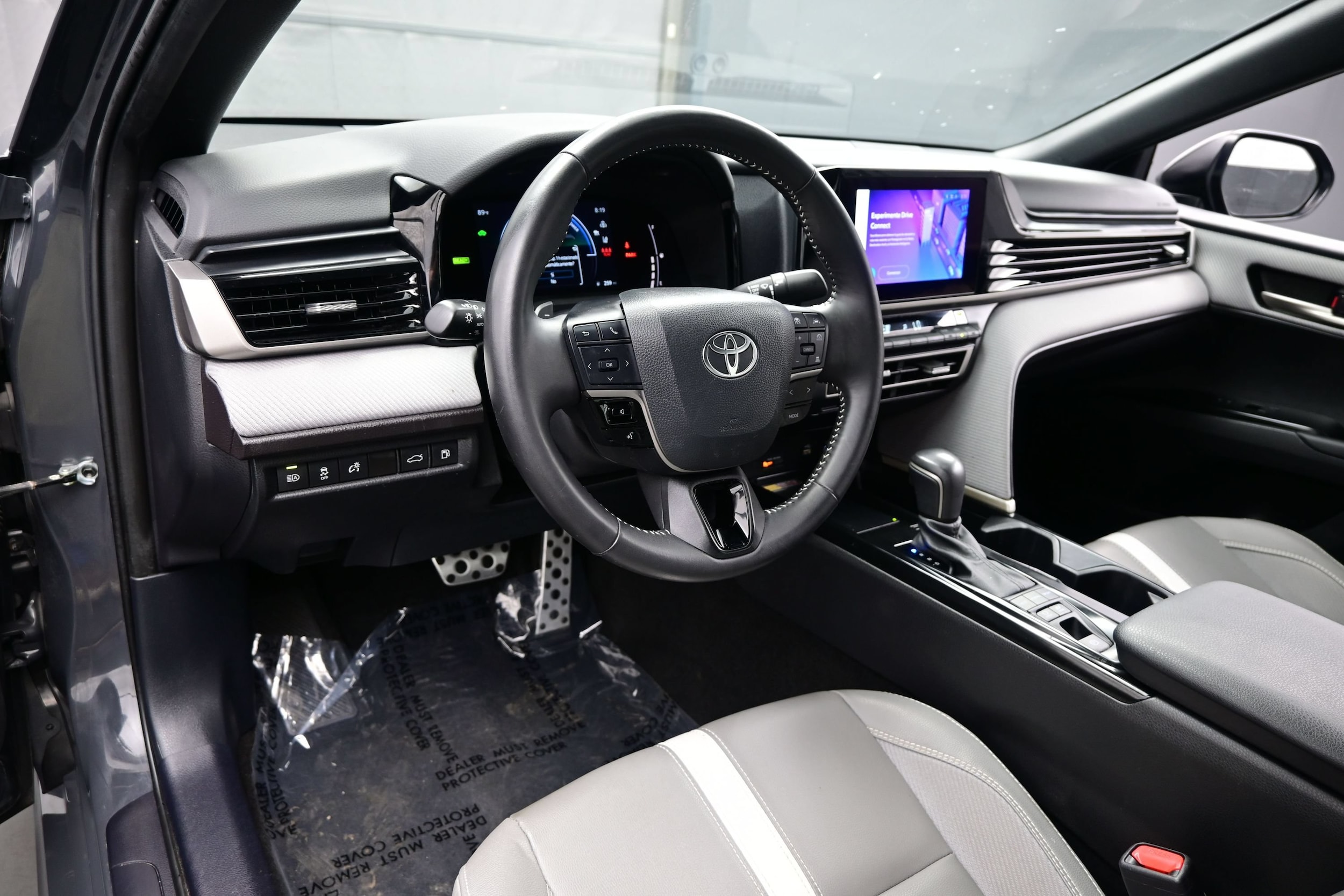 2025 Toyota Camry SE - Photo 13