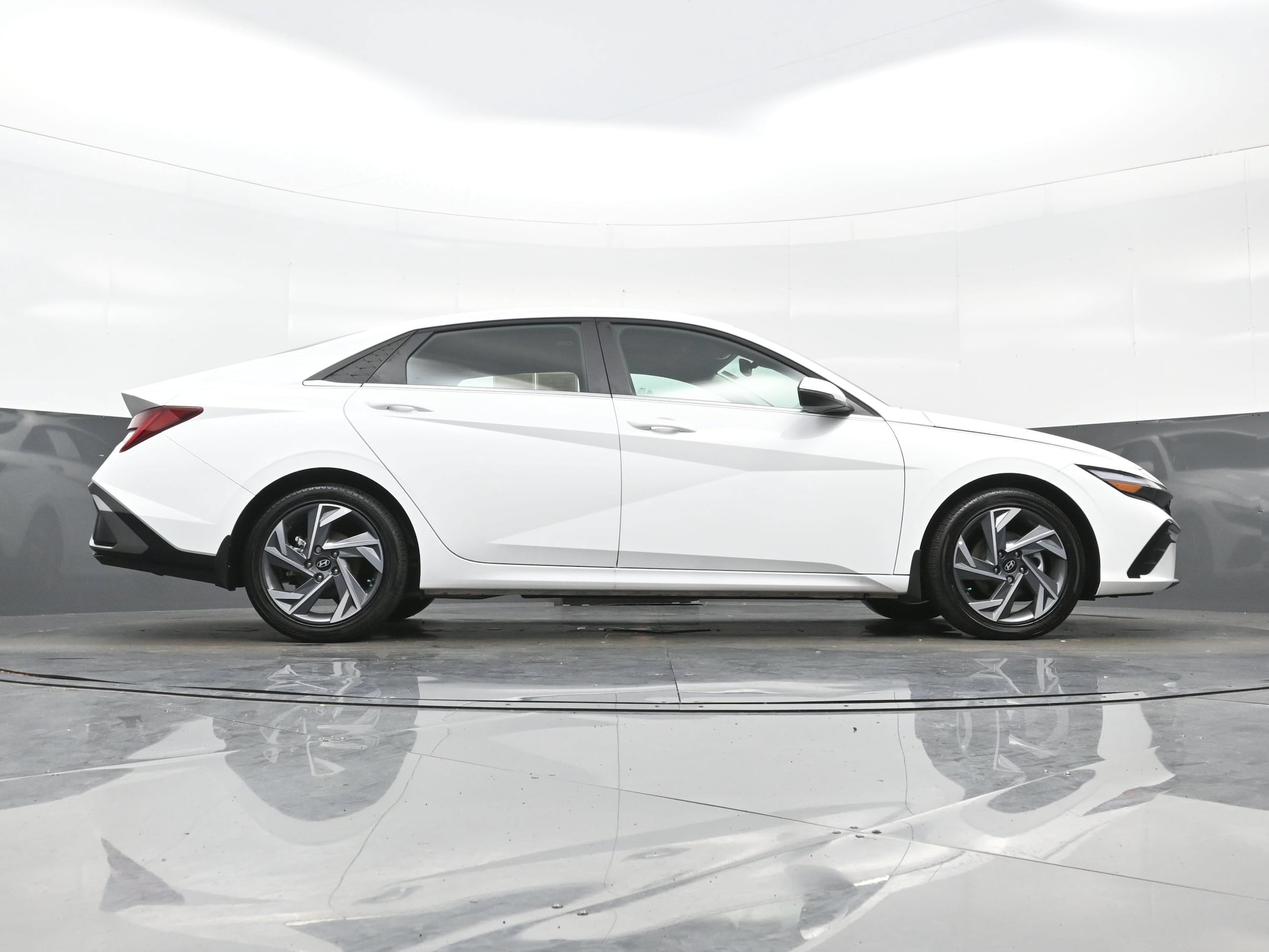 2025 Hyundai Elantra Limited - Photo 32