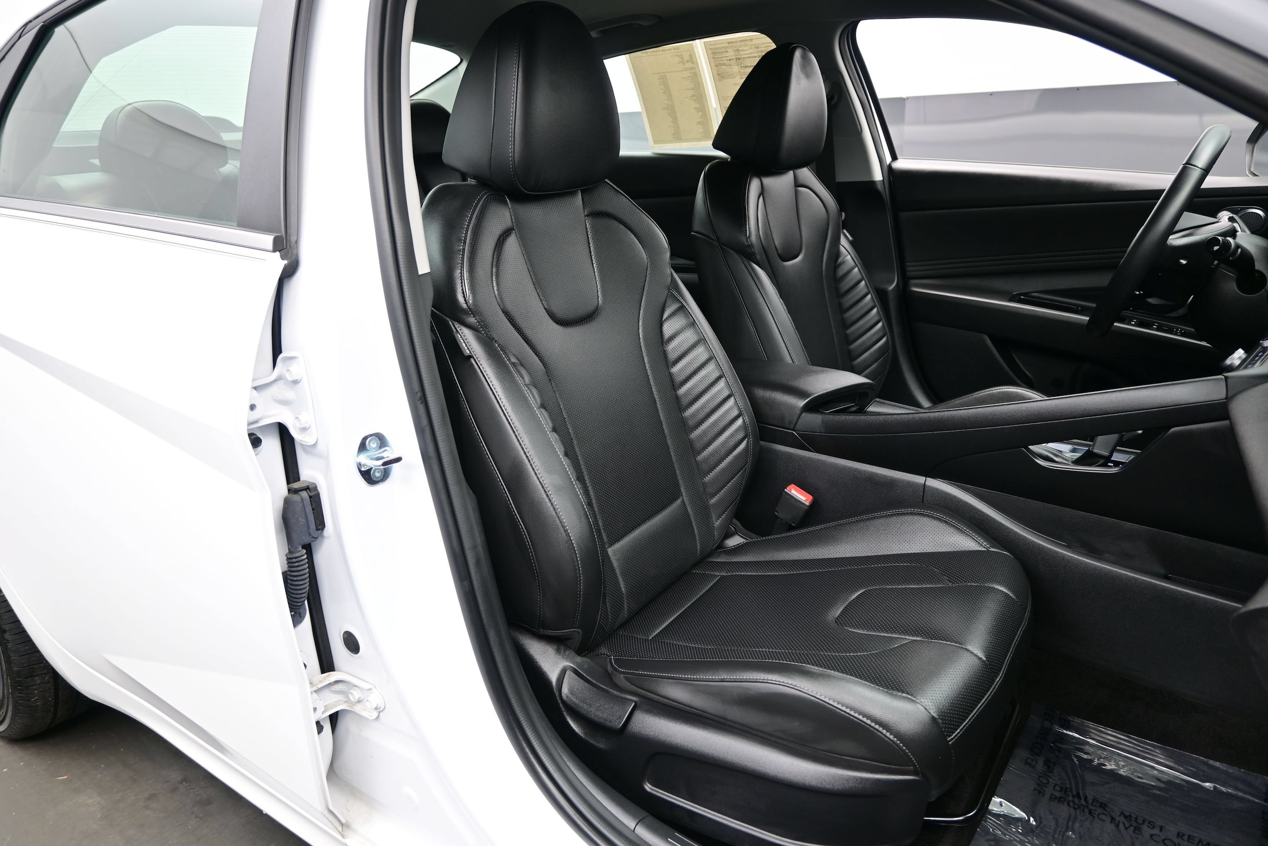 2025 Hyundai Elantra Limited - Photo 14