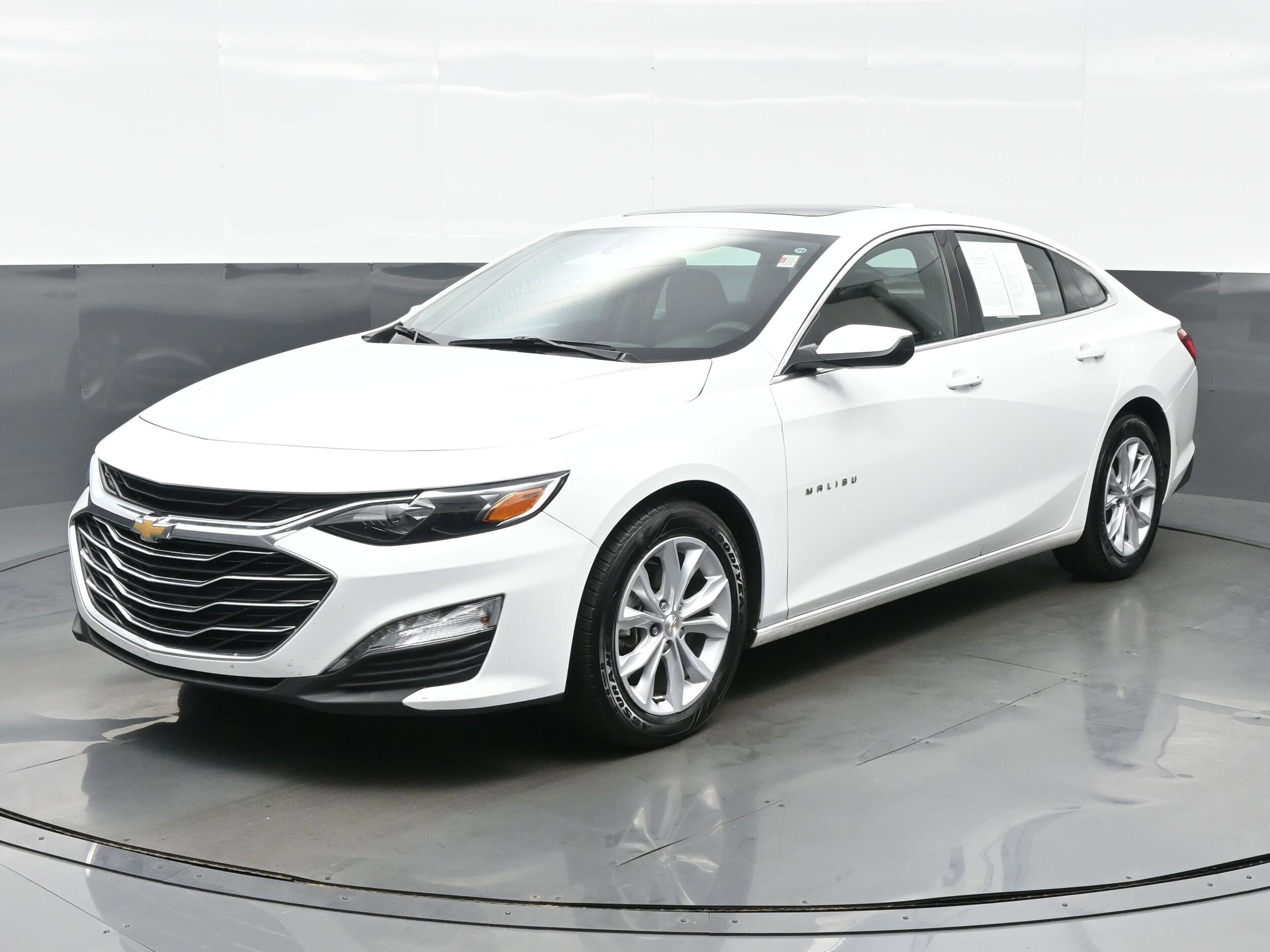 2024 Chevrolet Malibu 1LT photo 2