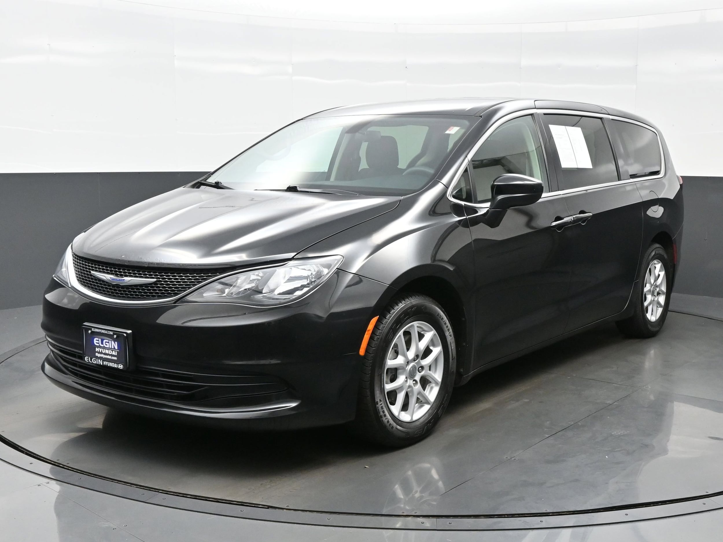 Used 2018 Chrysler Pacifica LX with VIN 2C4RC1CG8JR274597 for sale in Bartlett, IL