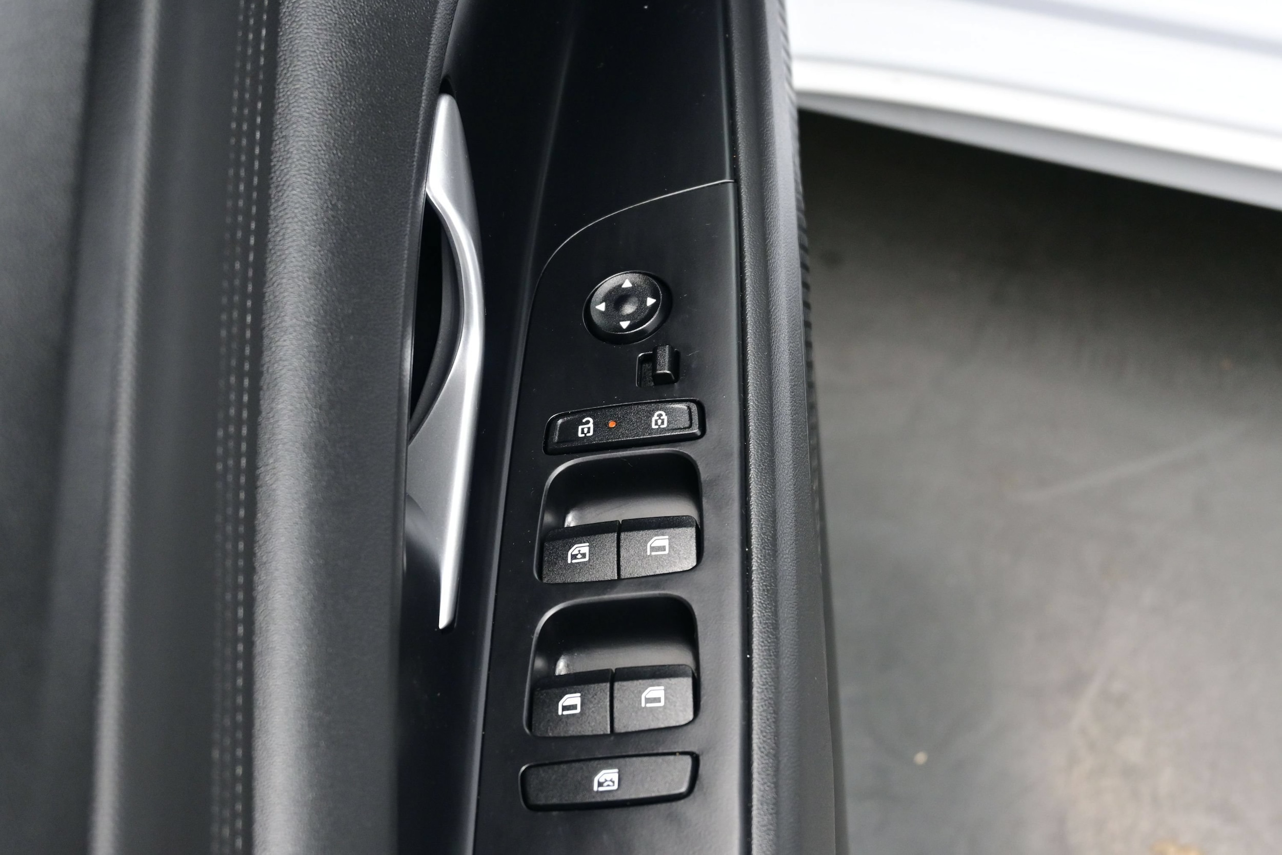 2025 Hyundai Elantra Limited - Photo 10