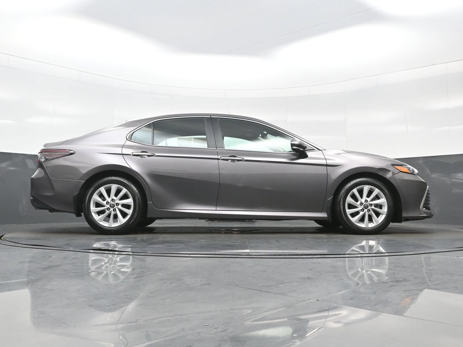 2021 Toyota Camry LE - Photo 32