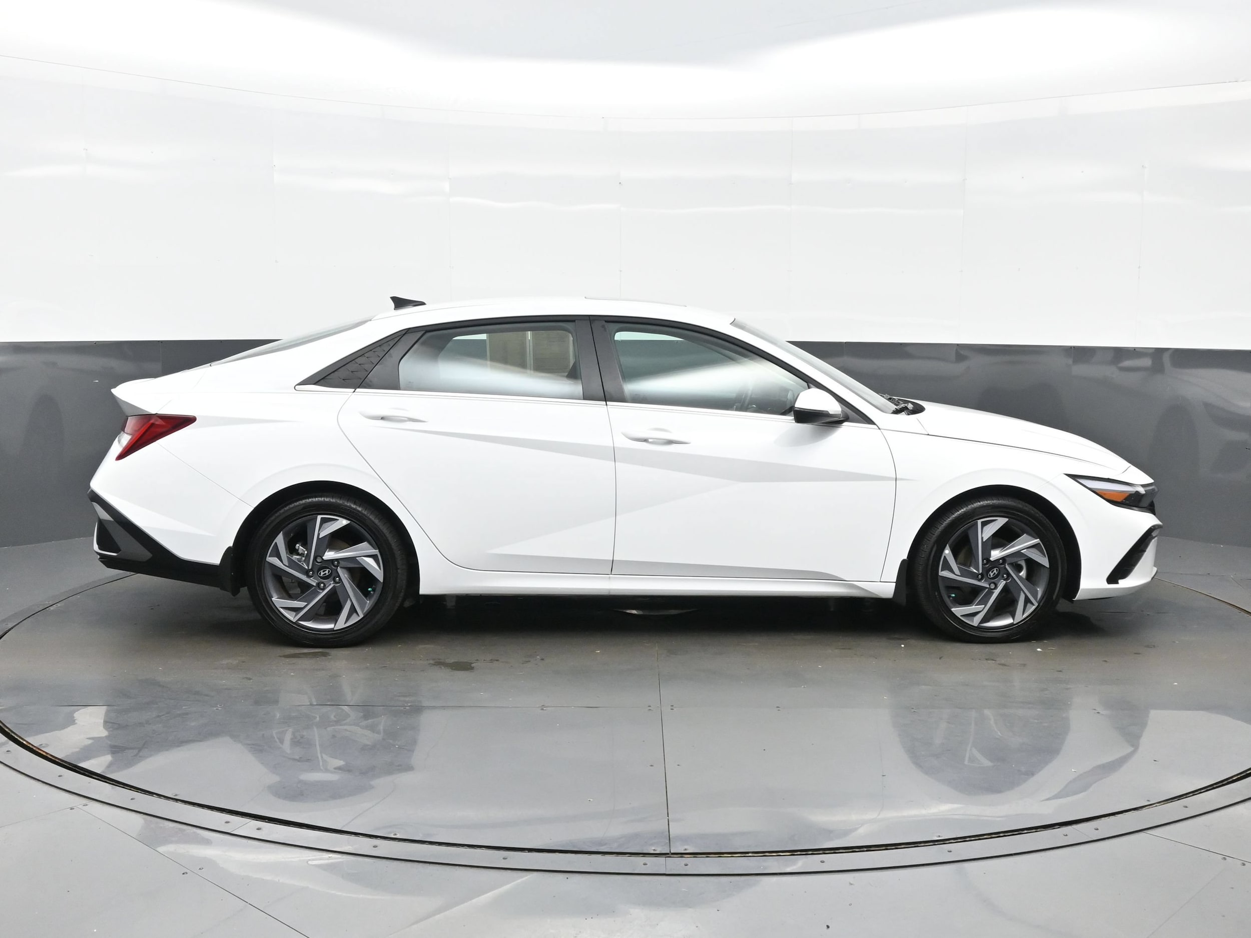 2025 Hyundai Elantra Limited - Photo 7