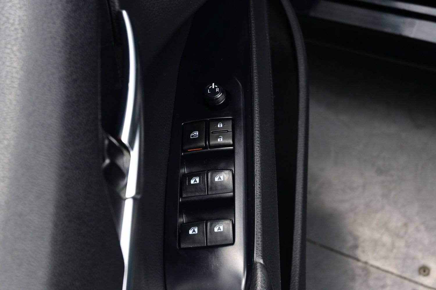 2020 Toyota Camry LE - Photo 10