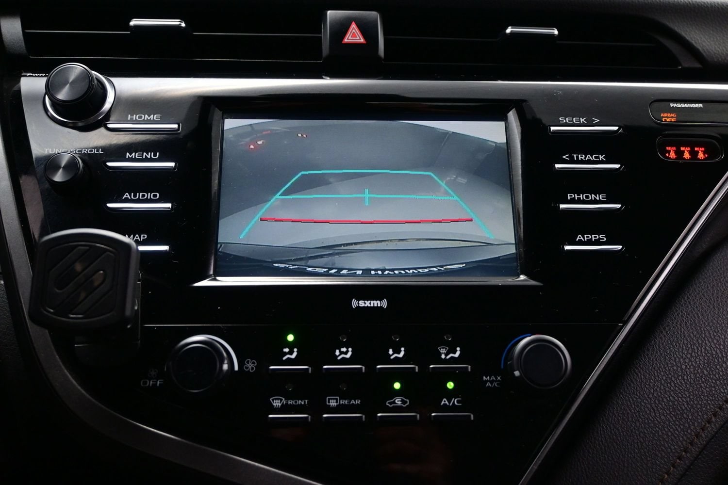 2020 Toyota Camry LE - Photo 18