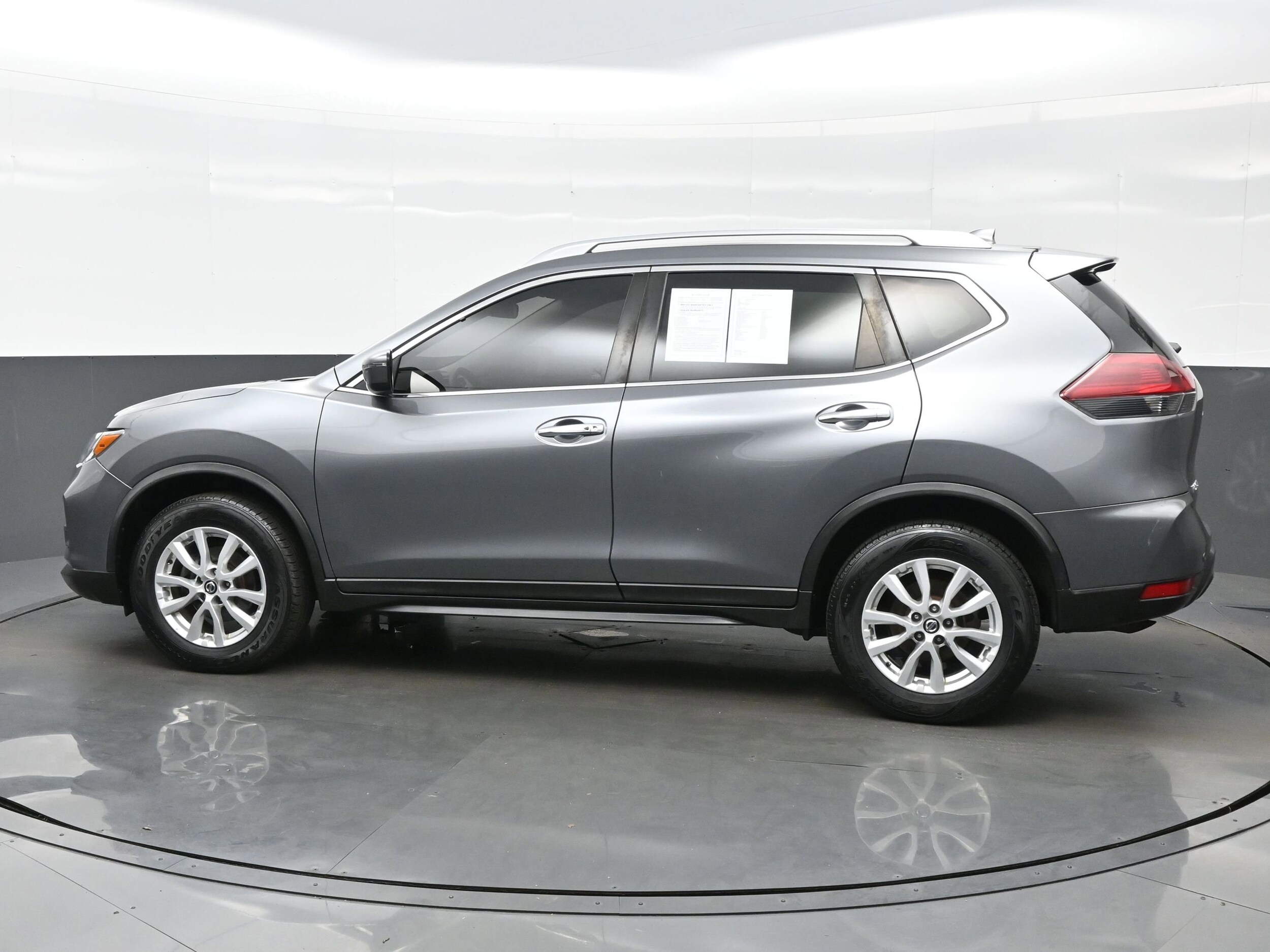 2020 Nissan Rogue SV photo 3