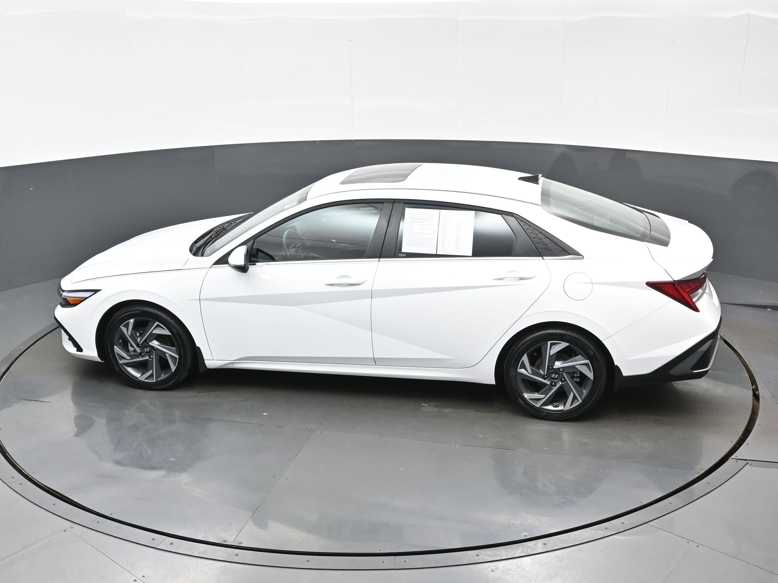 2025 Hyundai Elantra Limited - Photo 35