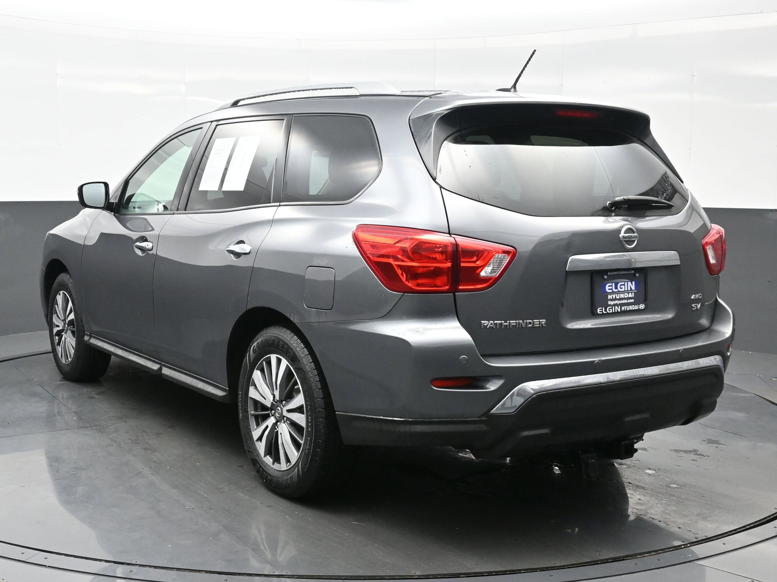 2018 Nissan Pathfinder SV photo 2