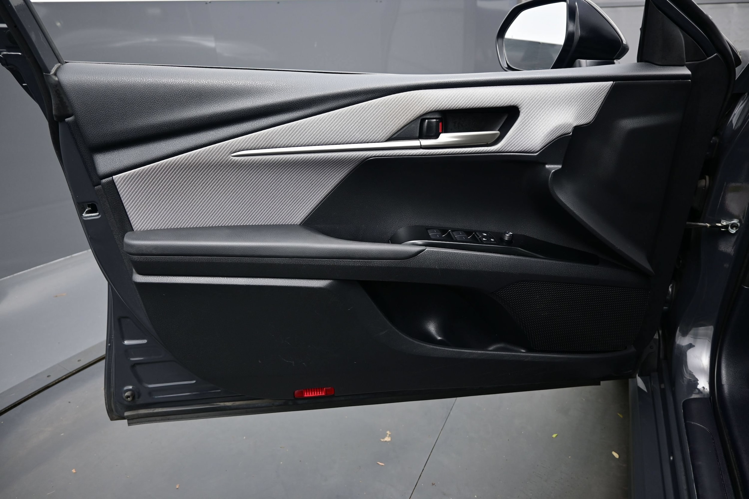 2025 Toyota Camry SE - Photo 9