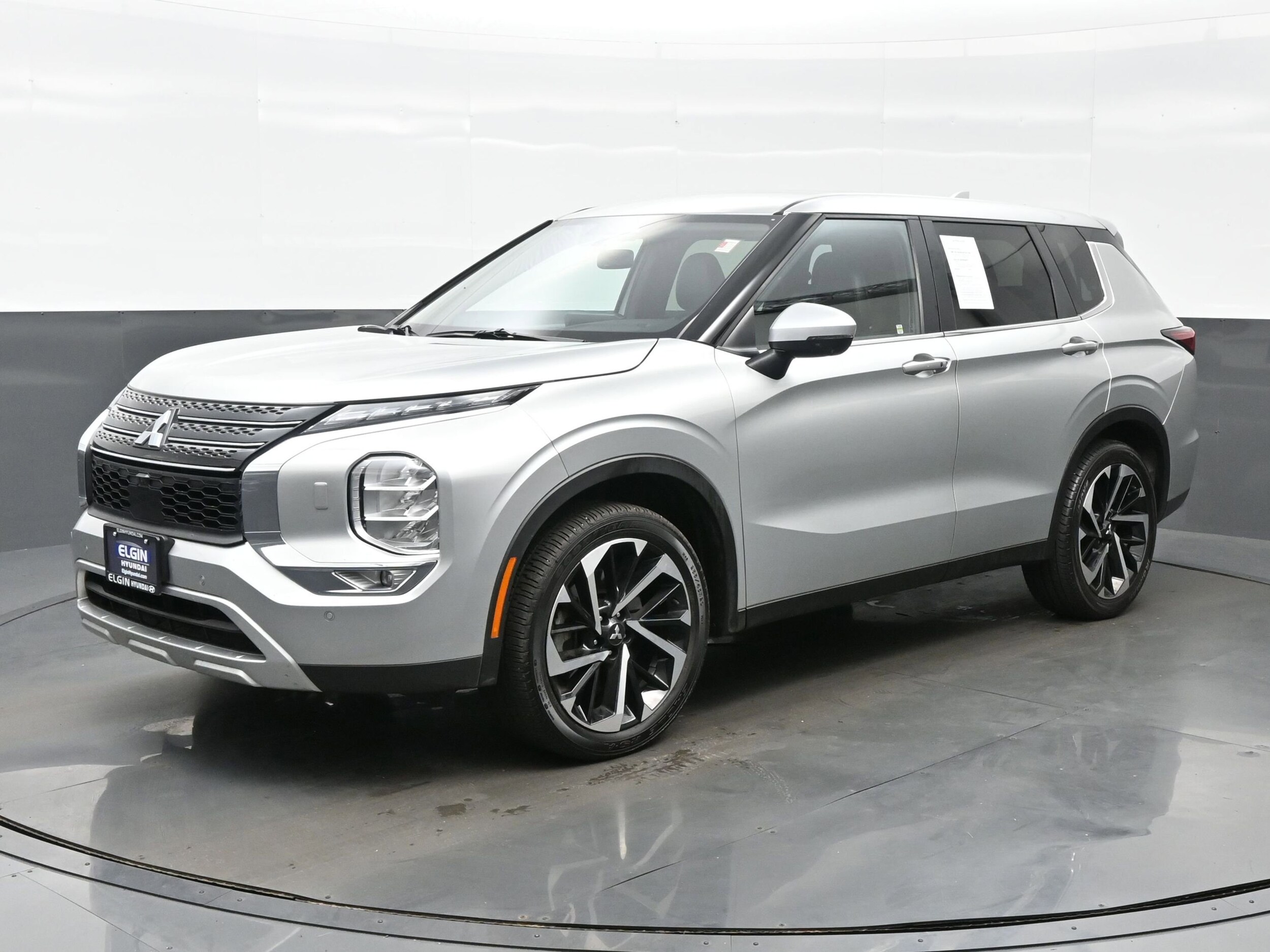 2023 Mitsubishi Outlander SE photo 2