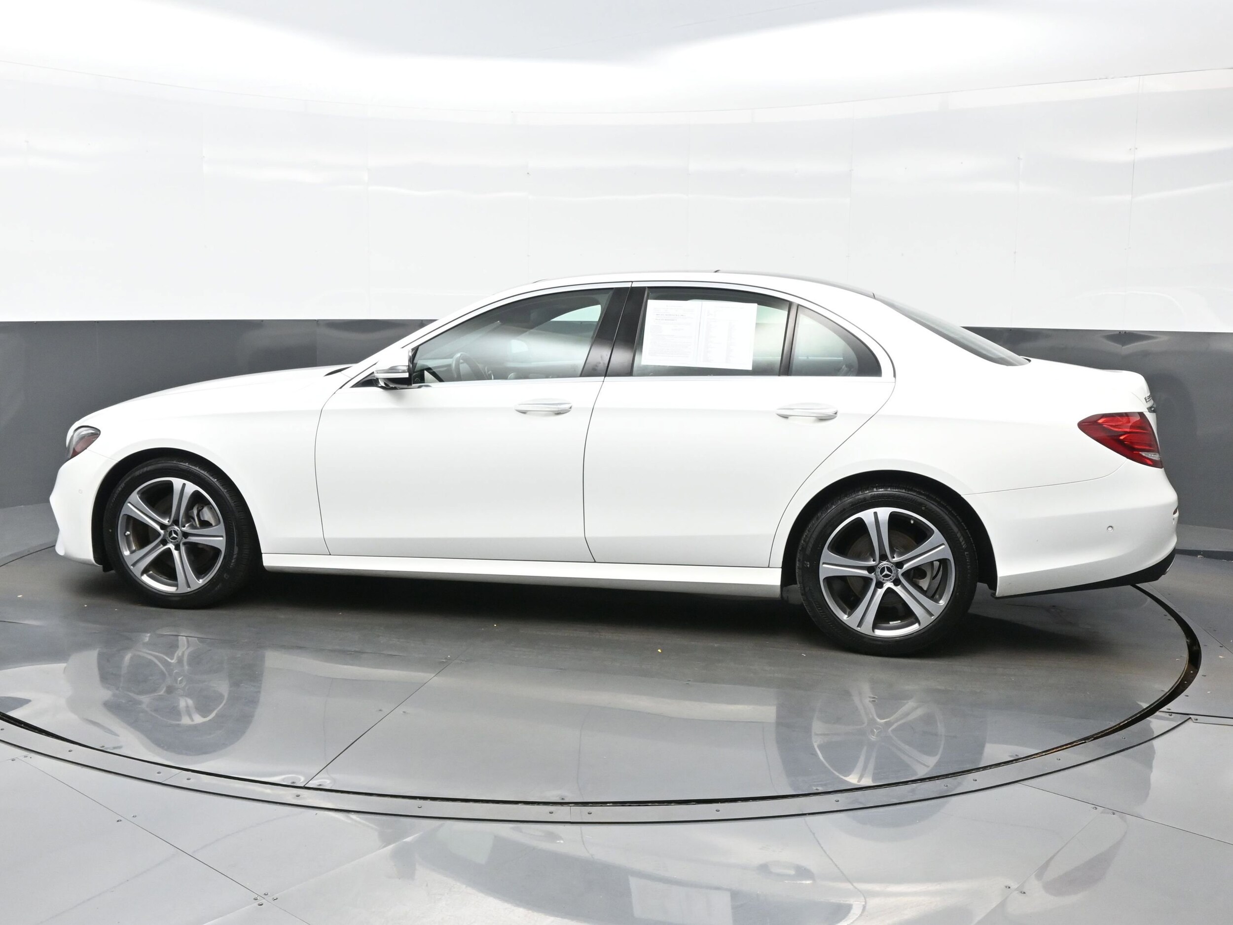 2019 Mercedes Benz E 300 4MATIC photo 3